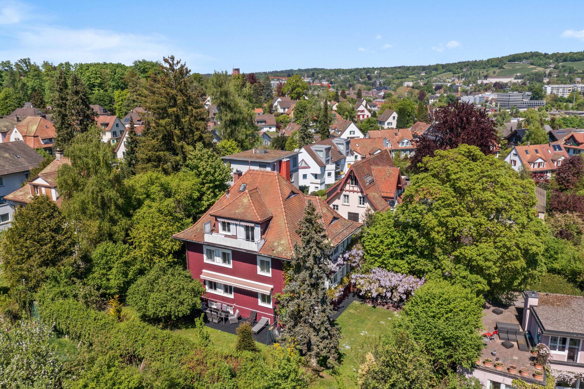 Luftaufnahme eines Wohnviertels mit Gartenhaus