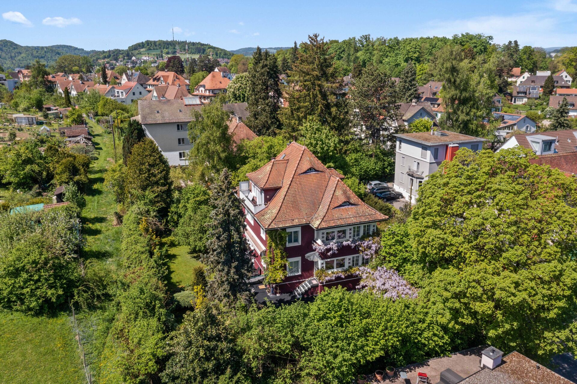Luftaufnahme eines Wohnhauses mit Garten