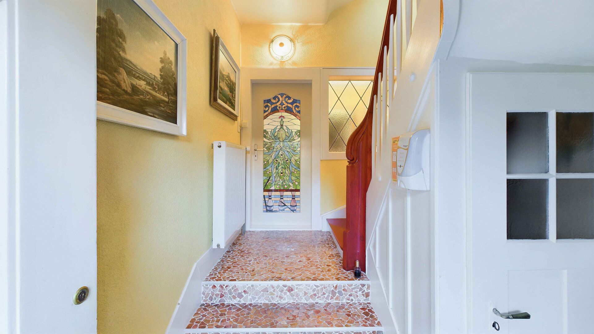 Heller Eingangsflur mit Treppe und Glas-Eingangstür