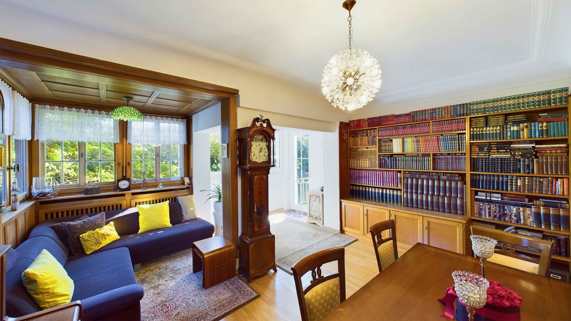Klassisches Wohn- und Arbeitszimmer mit Bibliothekswand