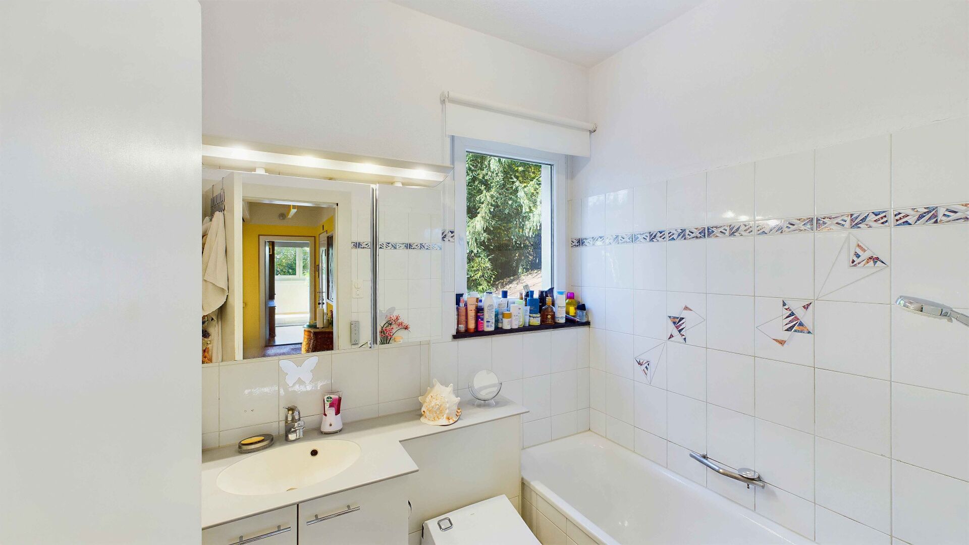 Helles Badezimmer mit Badewanne und Waschtisch