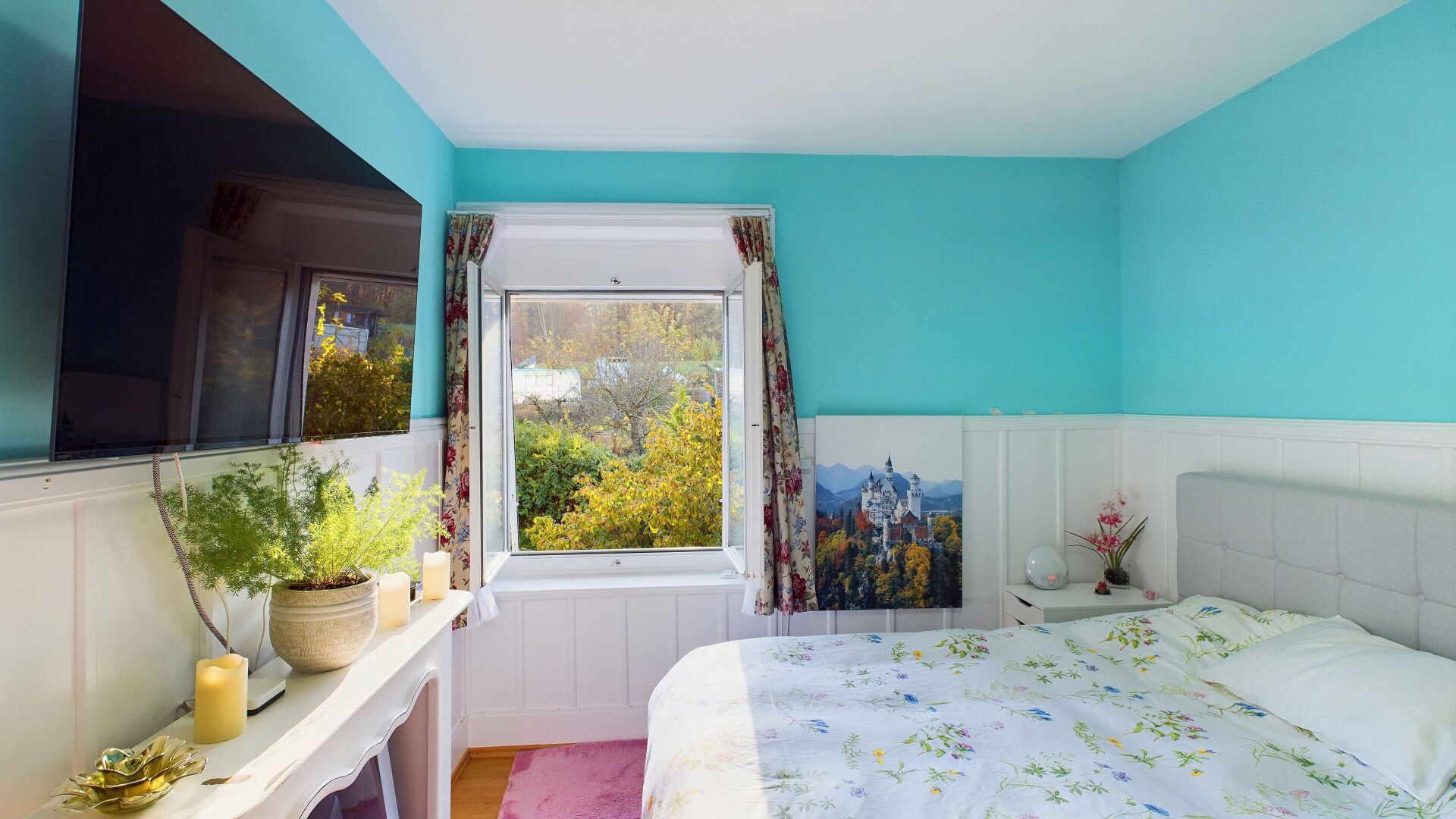 Helles Schlafzimmer mit Fensterblick
