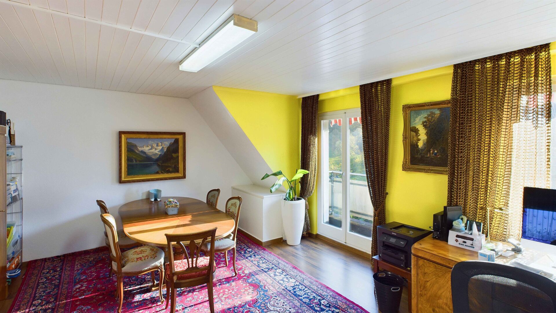 Helles Esszimmer mit Balkonzugang