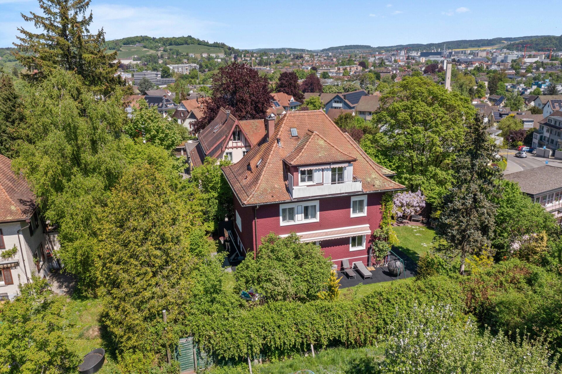 Luftaufnahme eines Wohnhauses mit Garten