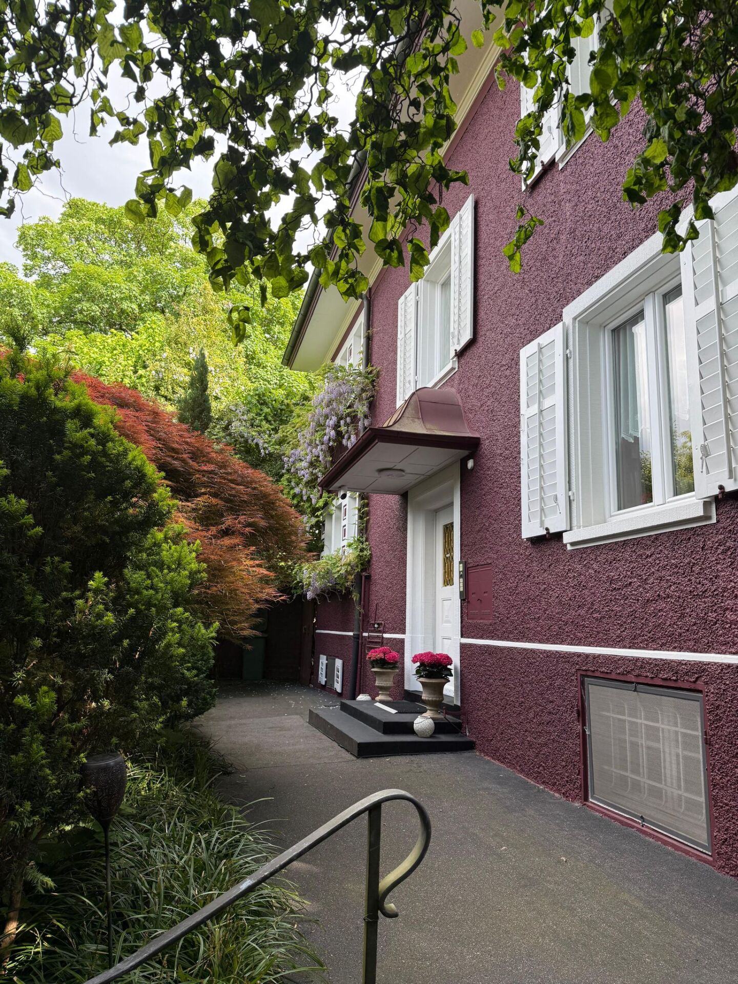 Außenansicht eines Hauses mit Gartenzugang