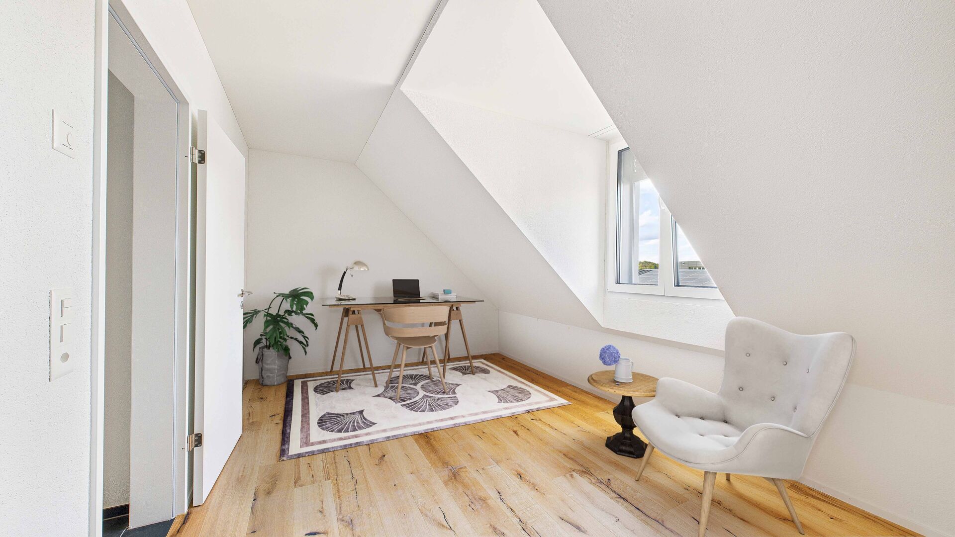Helles Dachzimmer mit Arbeitsplatz