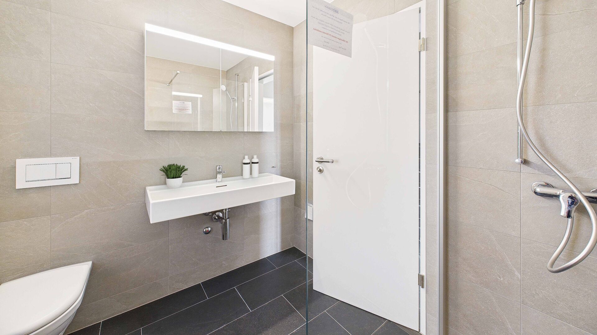 Modernes Badezimmer mit bodengleicher Dusche