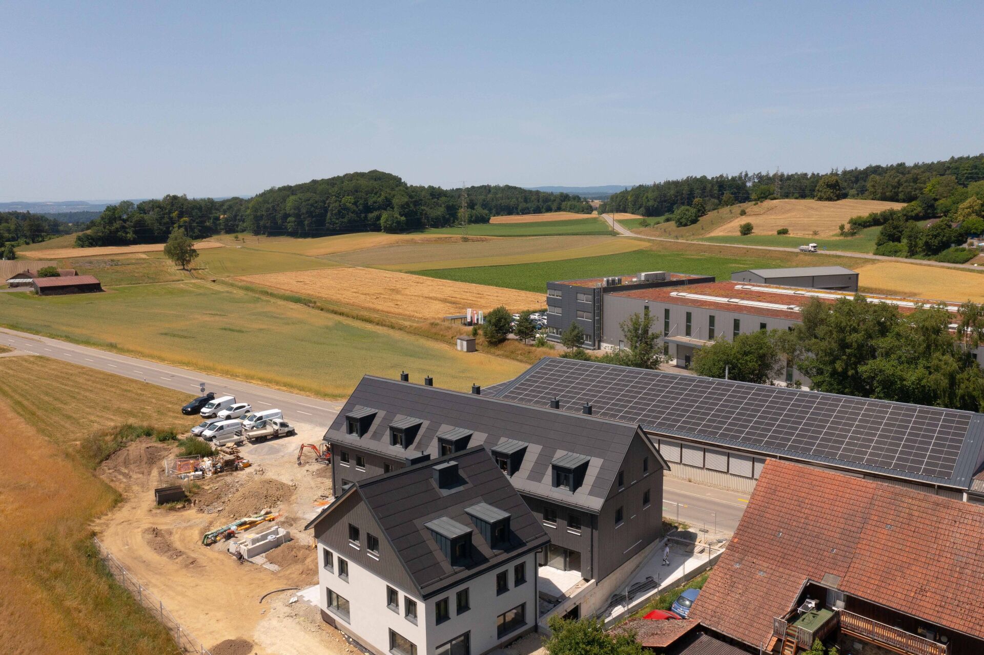 Luftaufnahme eines ländlichen Bau- und Wohnareals