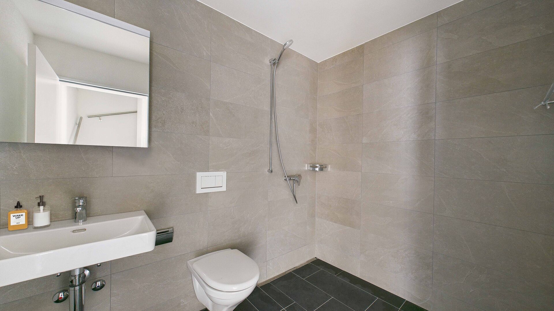 Modernes Badezimmer mit Dusche und Wand-WC