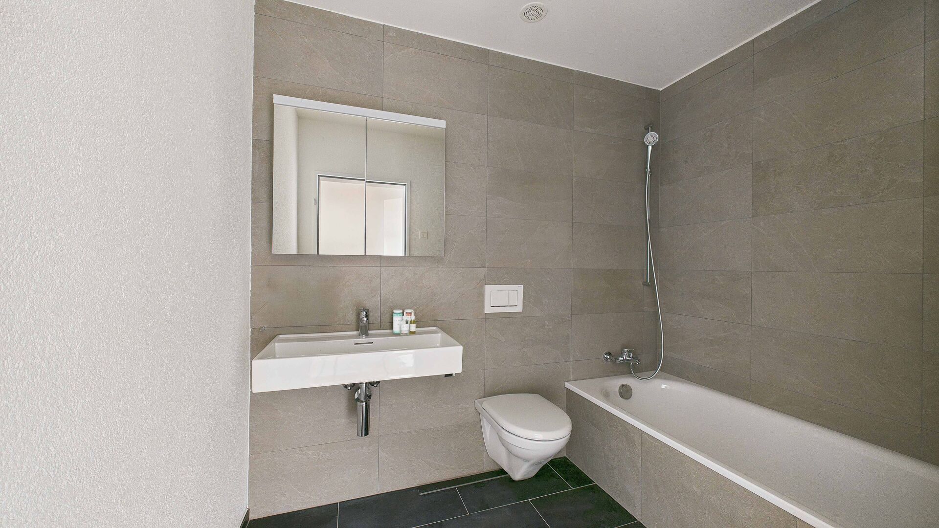 Modernes Badezimmer mit Wanne und Dusche
