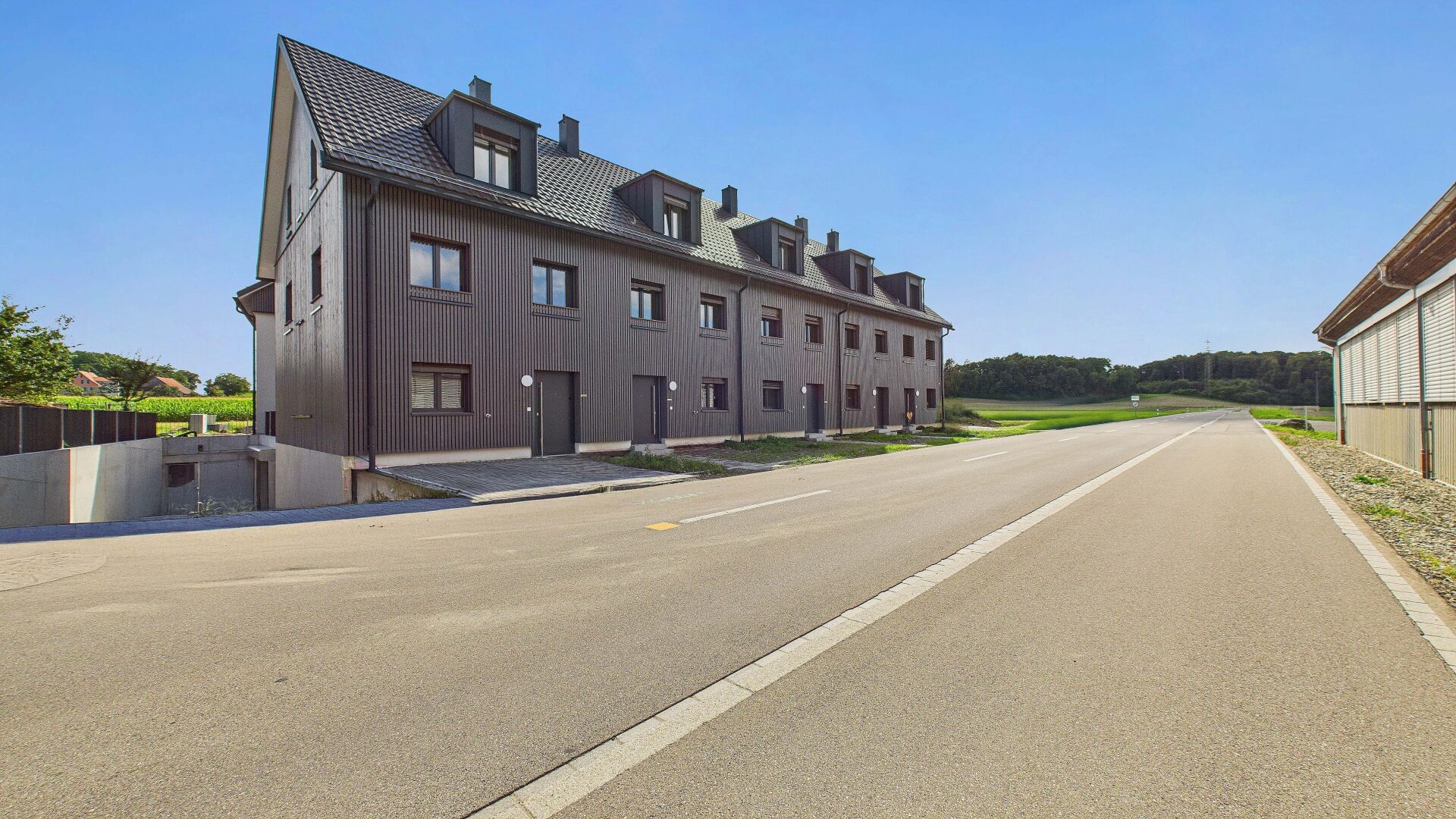 Mehrfamilienhaus an einer Landstraße