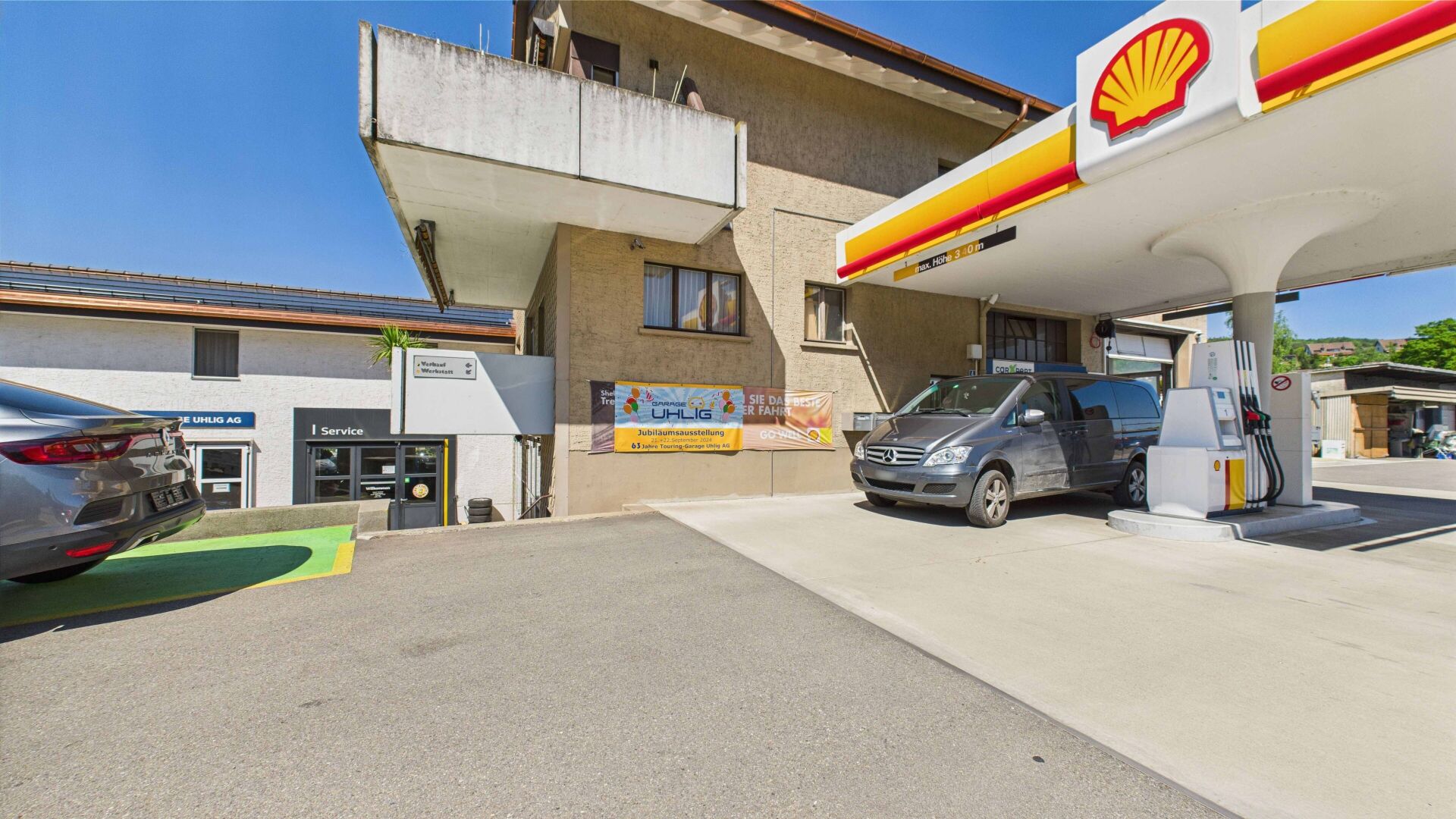 Tankstelle mit Markentresen und Zufahrt