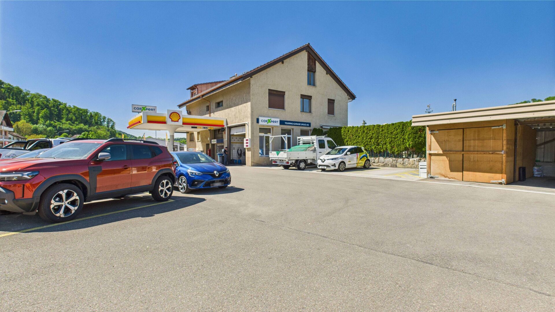 Tankstelle mit Parkplatz und Nebengebäude