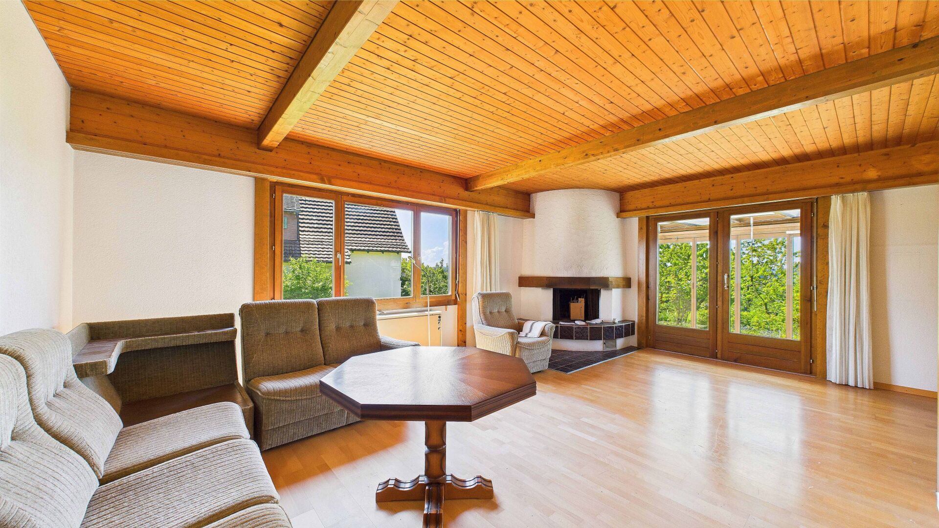 Wohnzimmer mit Holzdecke und Kamin