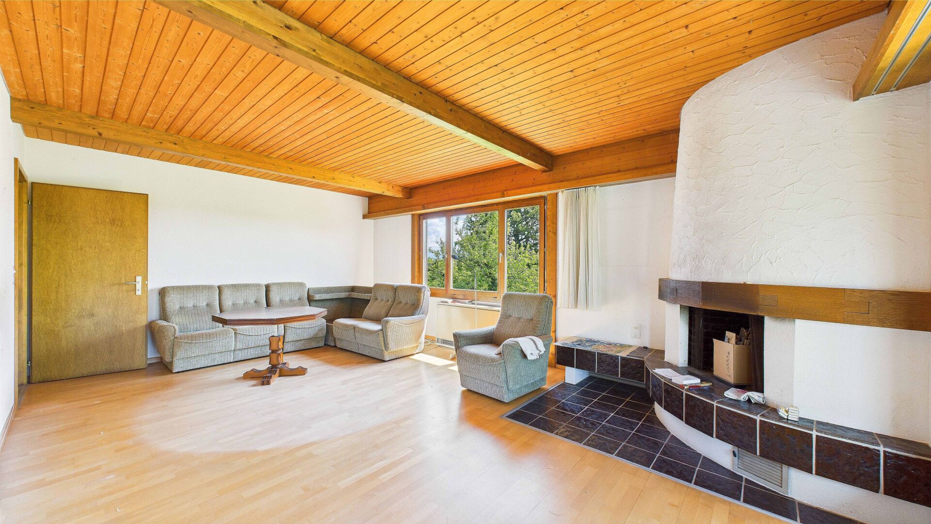 Wohnzimmer mit Holzbalkendecke und Kamin