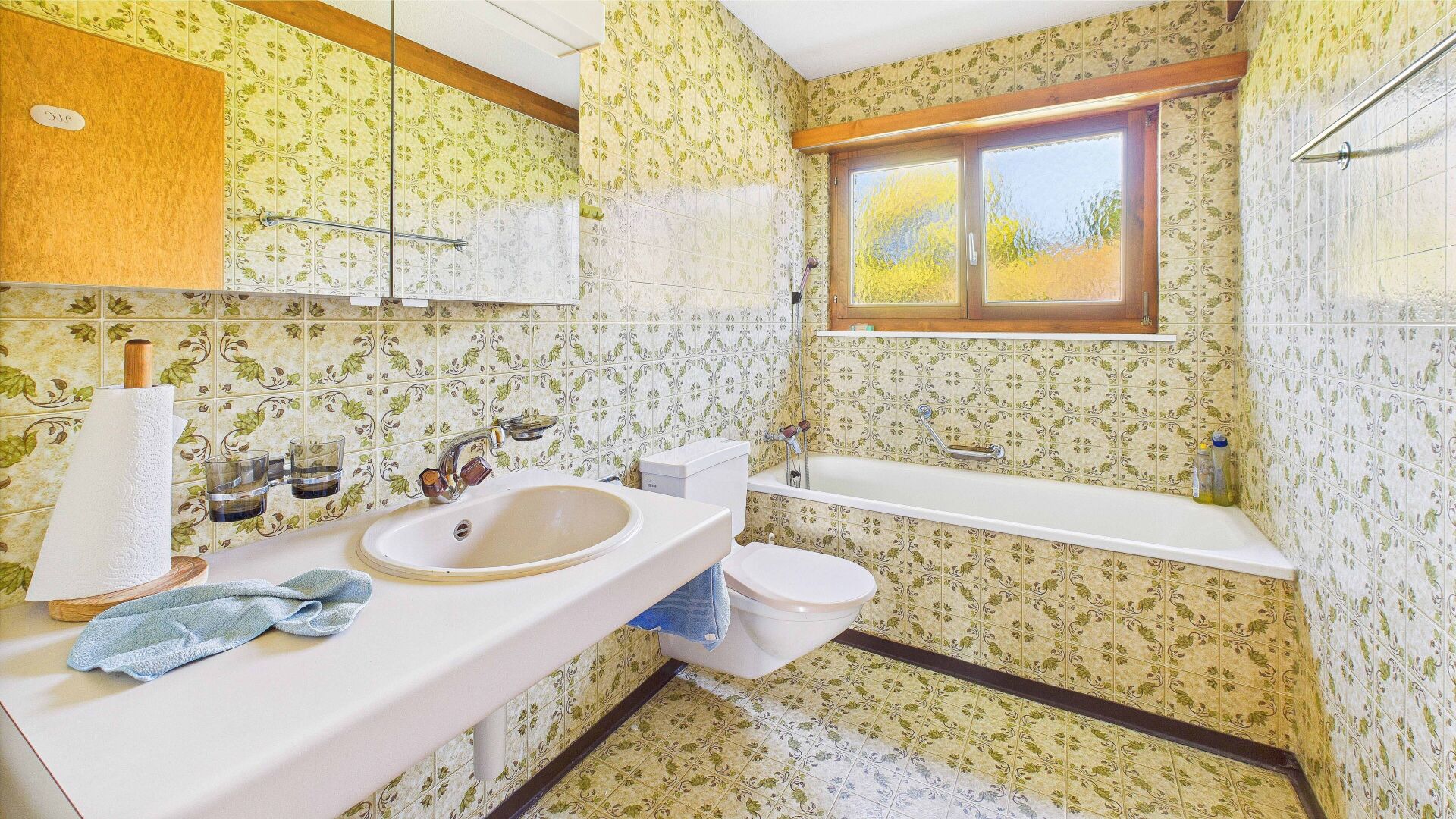 Retro-Badezimmer mit Badewanne und Fenster
