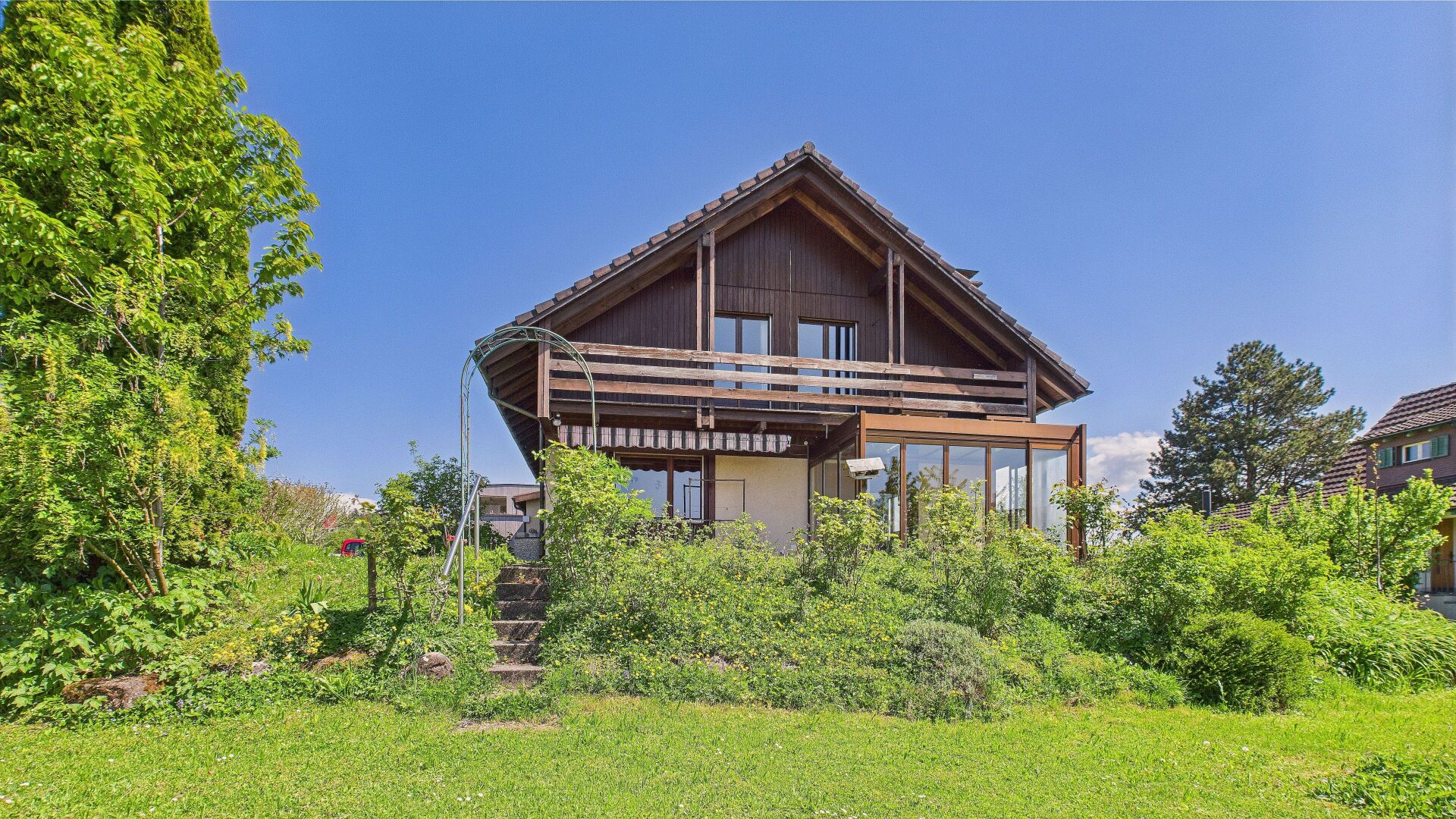 Holzhaus mit großem Garten