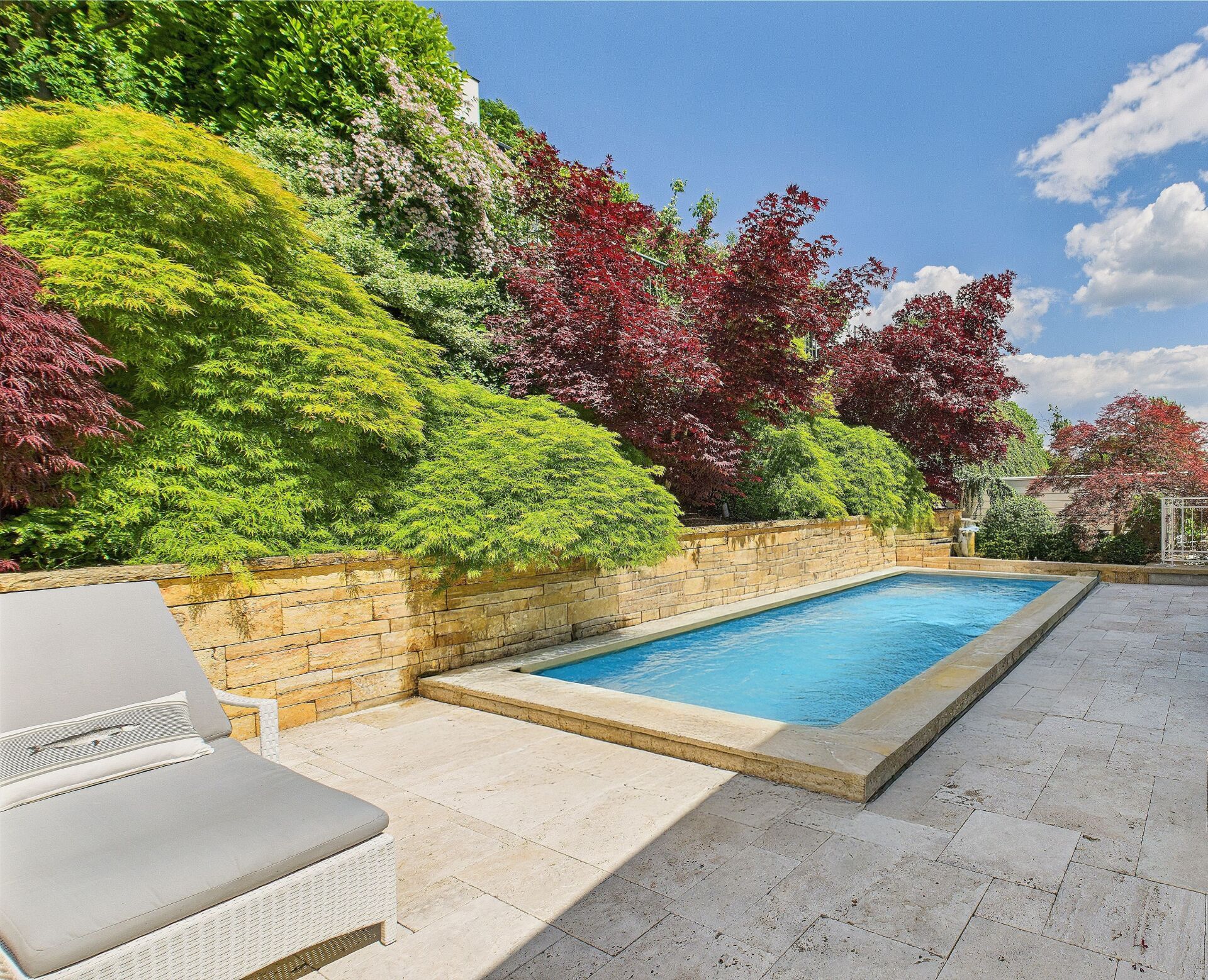 Poolterrasse mit mediterraner Bepflanzung