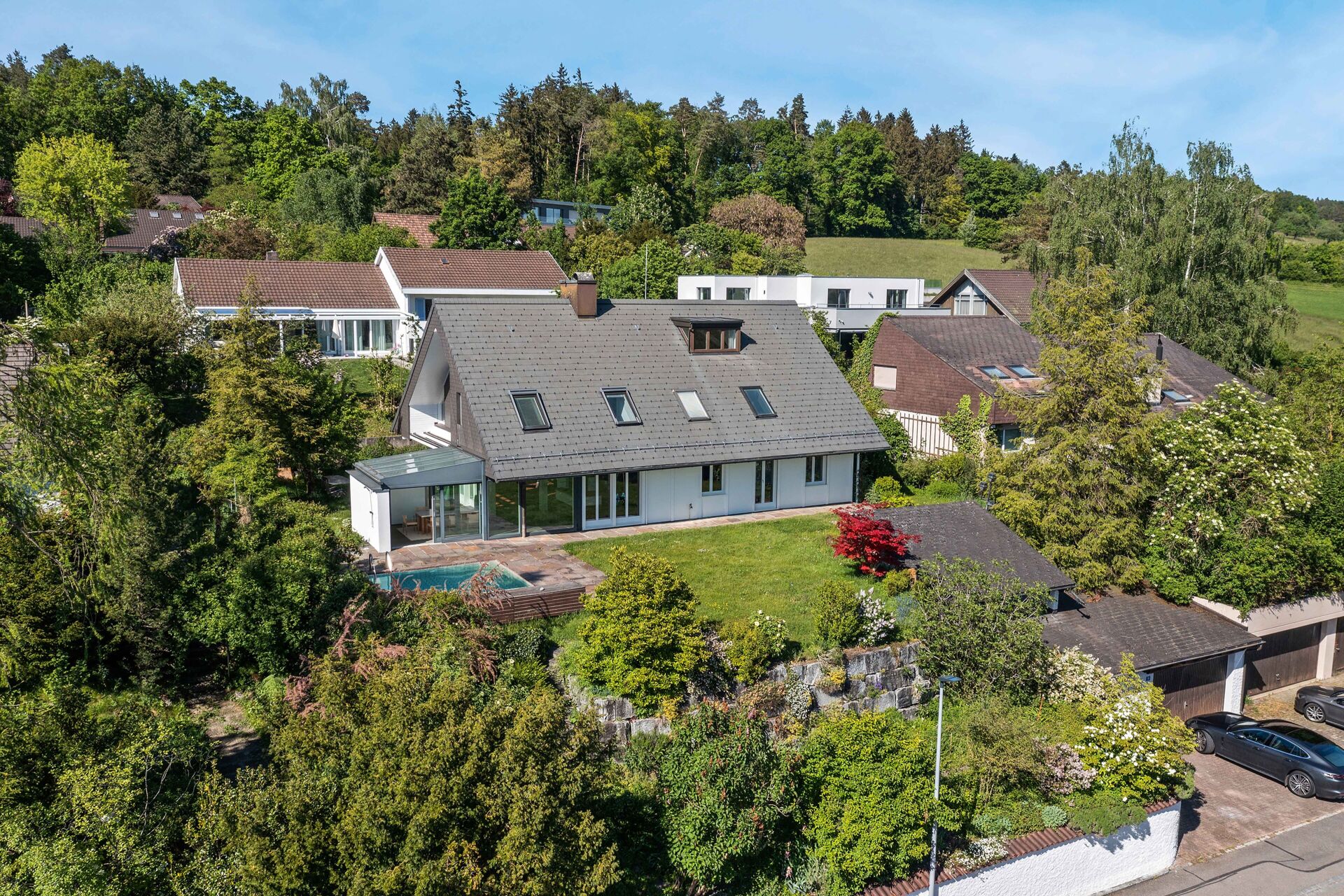Luftaufnahme eines Hauses mit Garten