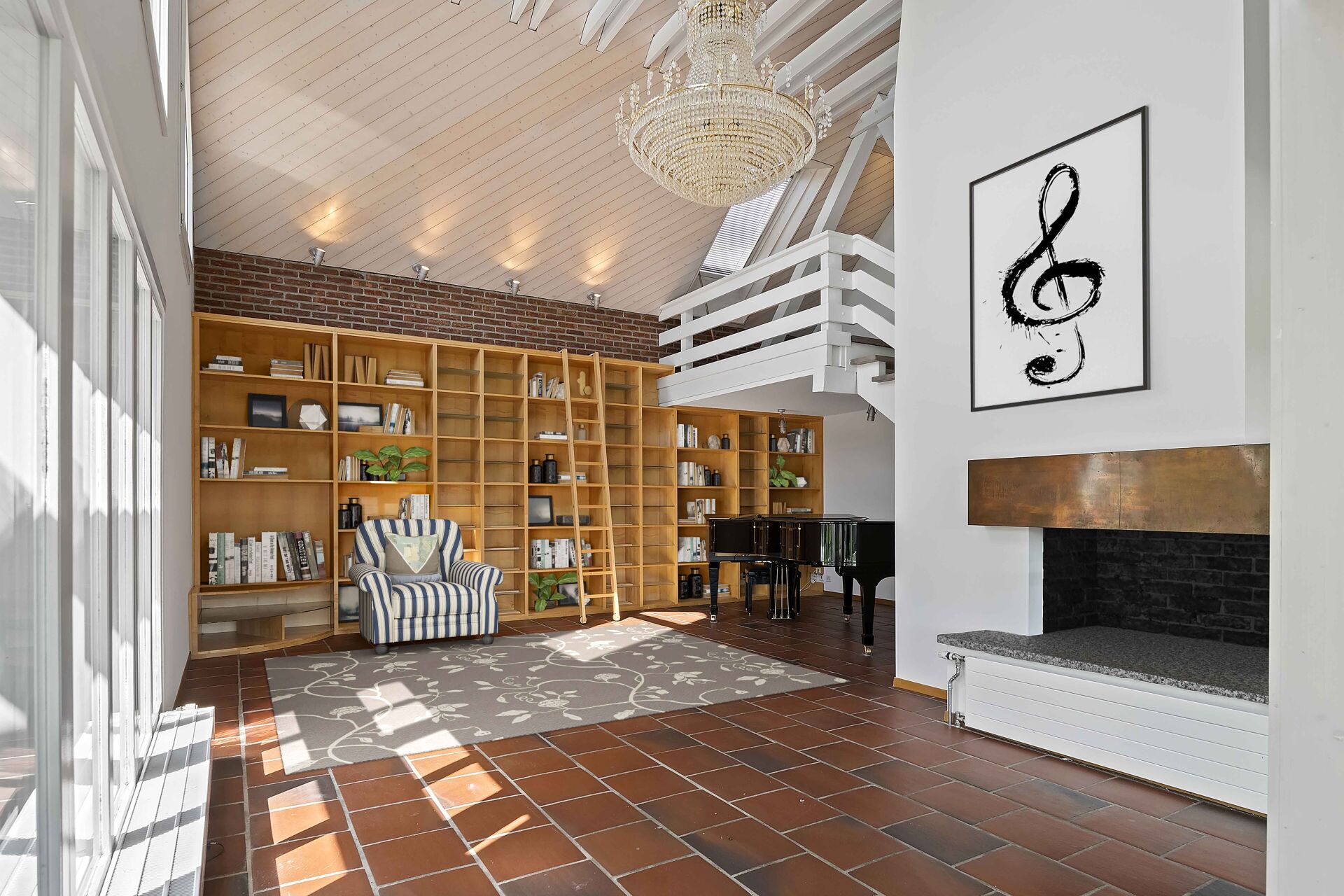 Lichtdurchfluteter Wohnraum mit Galerie, Kamin und Regalwand