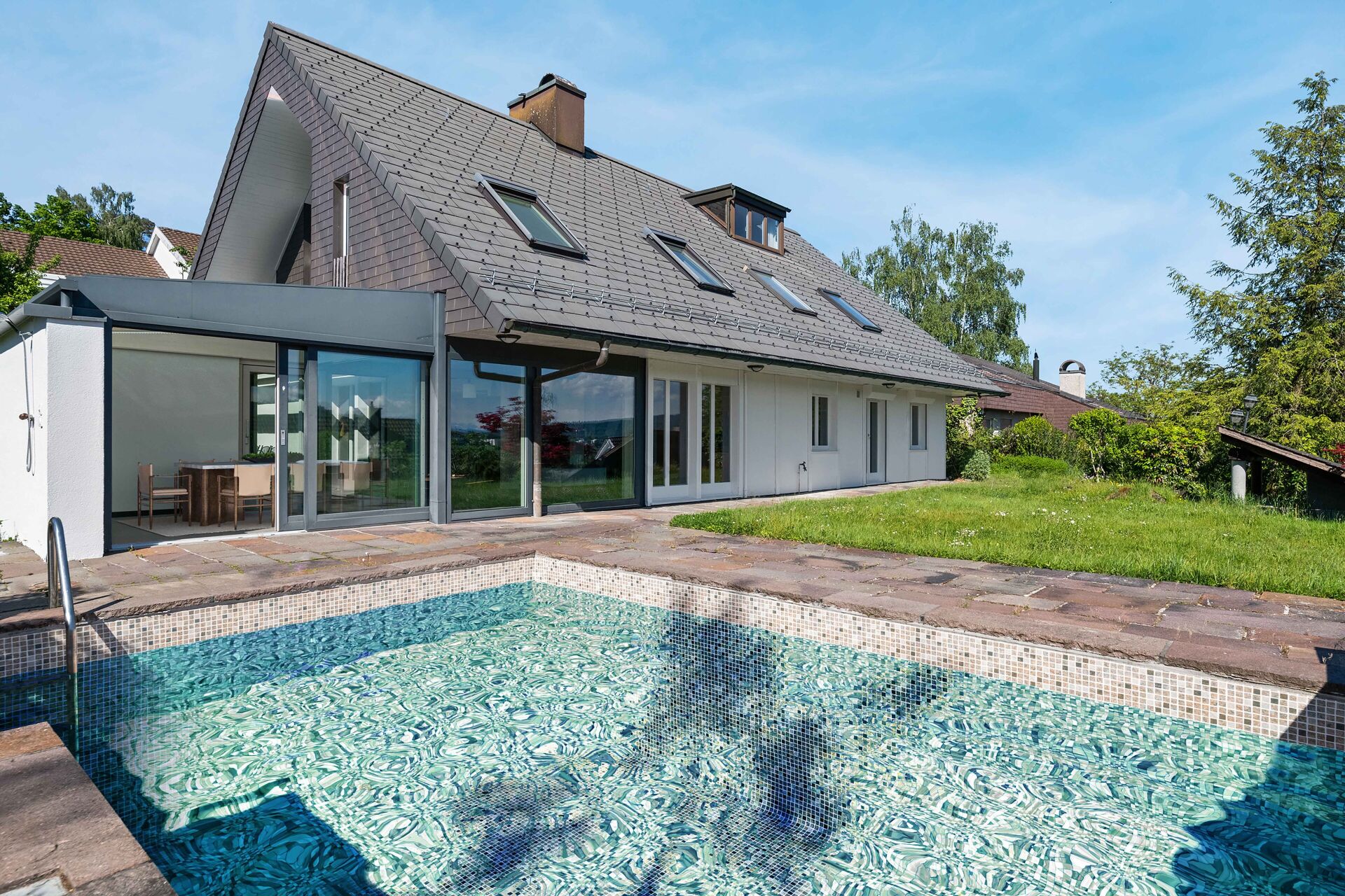 Haus mit Pool und Garten