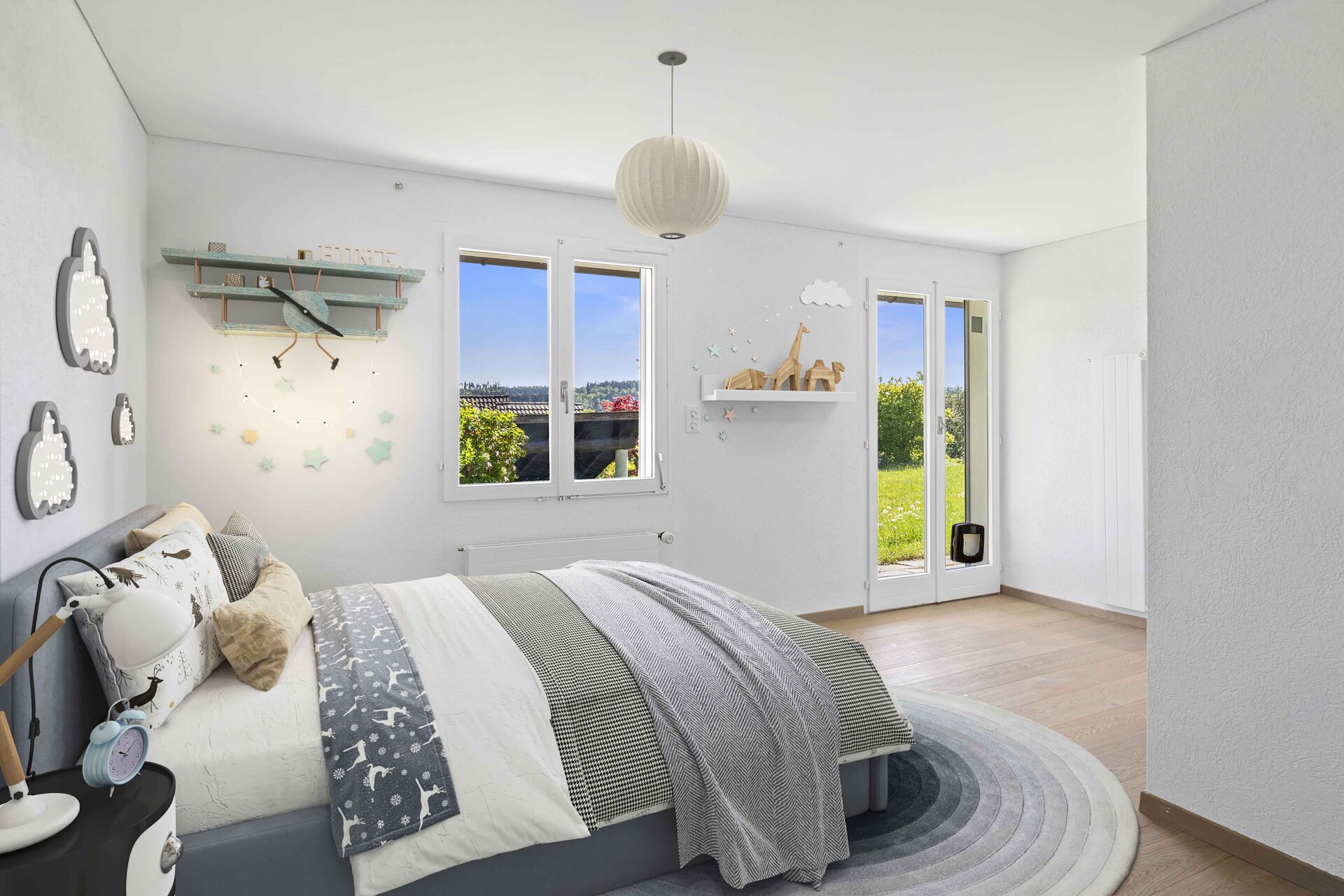 Helles Kinder-/Schlafzimmer mit Gartenblick