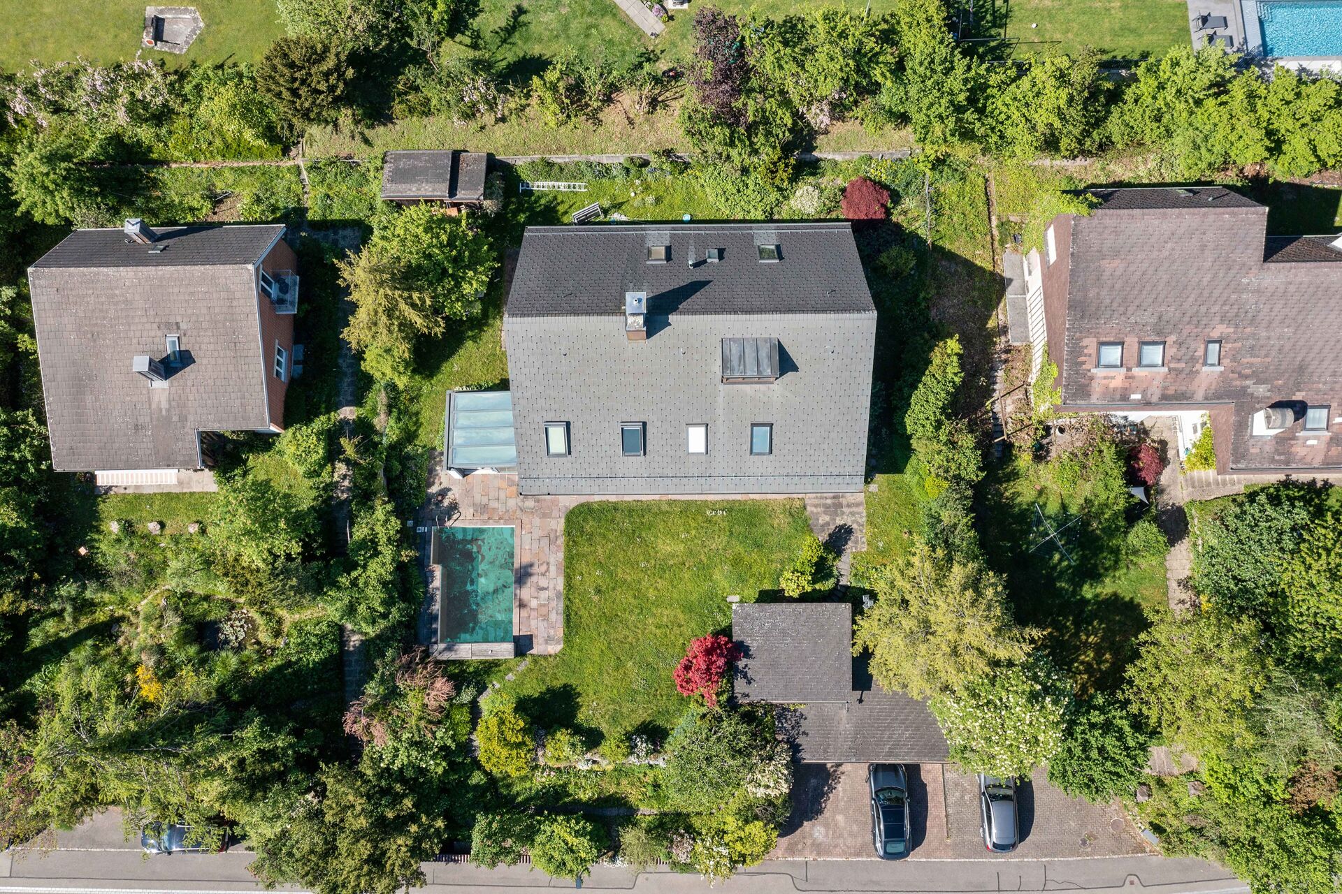 Luftaufnahme eines großzügigen Grundstücks mit Haus, Garten und Pool