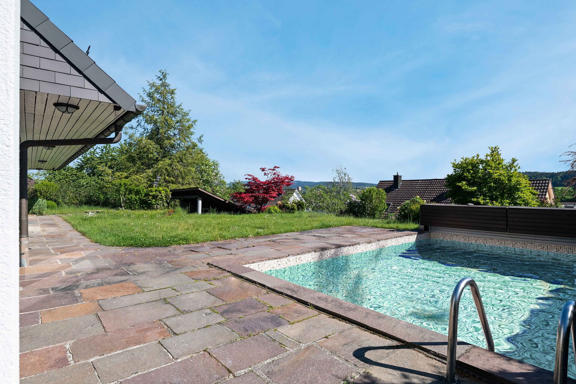 Außenbereich mit Pool und Garten