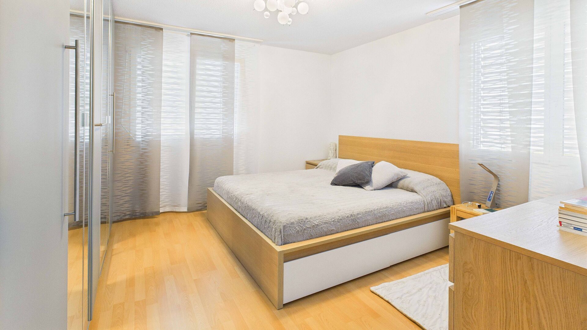 Helles Schlafzimmer mit modernem Minimalstil