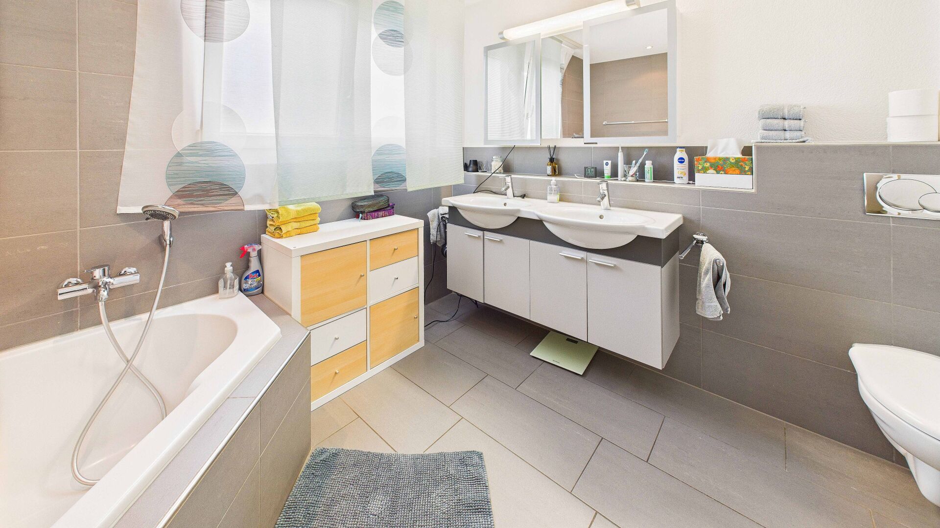 Modernes Badezimmer mit Badewanne und Doppelwaschbecken