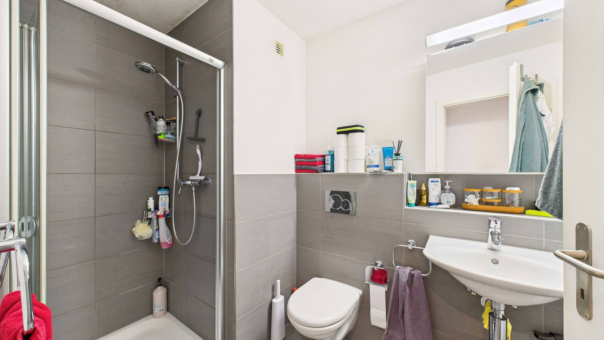 Modernes kleines Badezimmer mit Dusche und WC