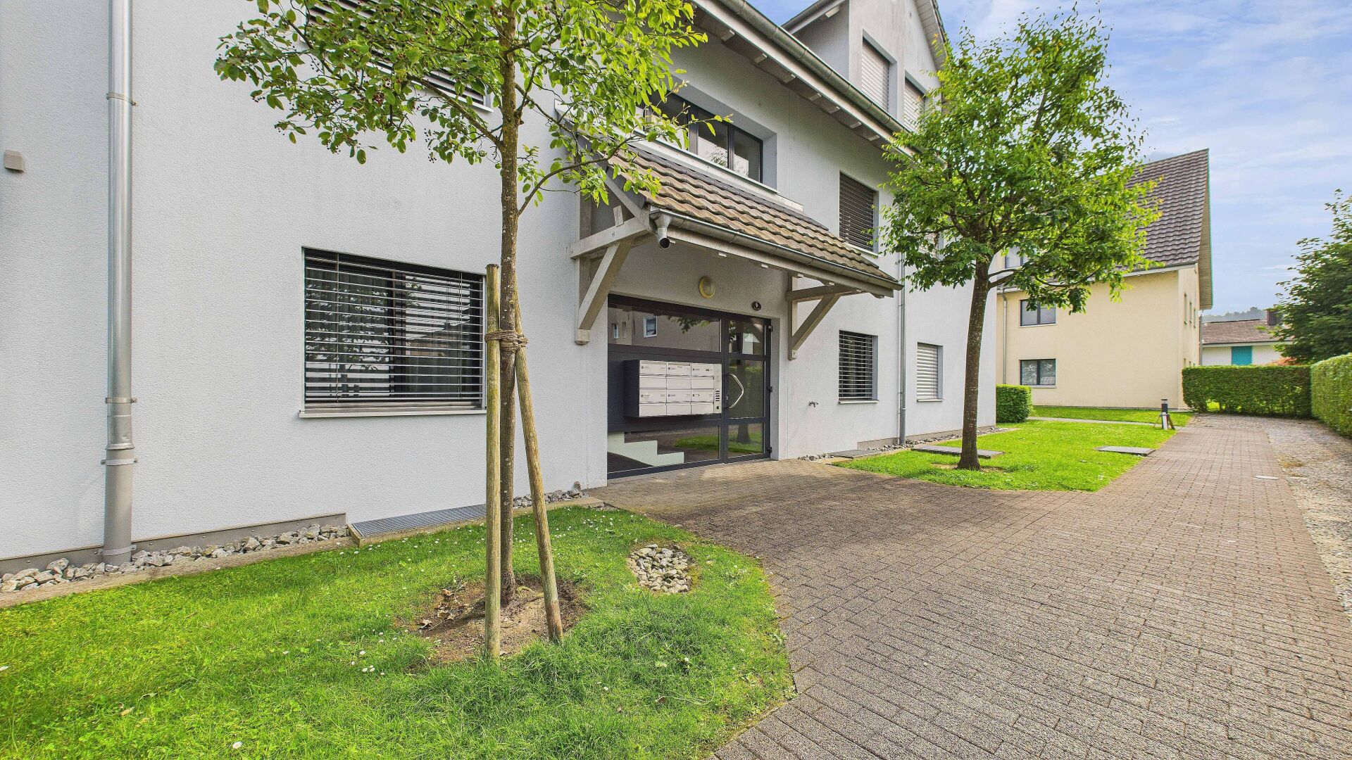 Wohnhaus mit Eingangsbereich und Gartenweg
