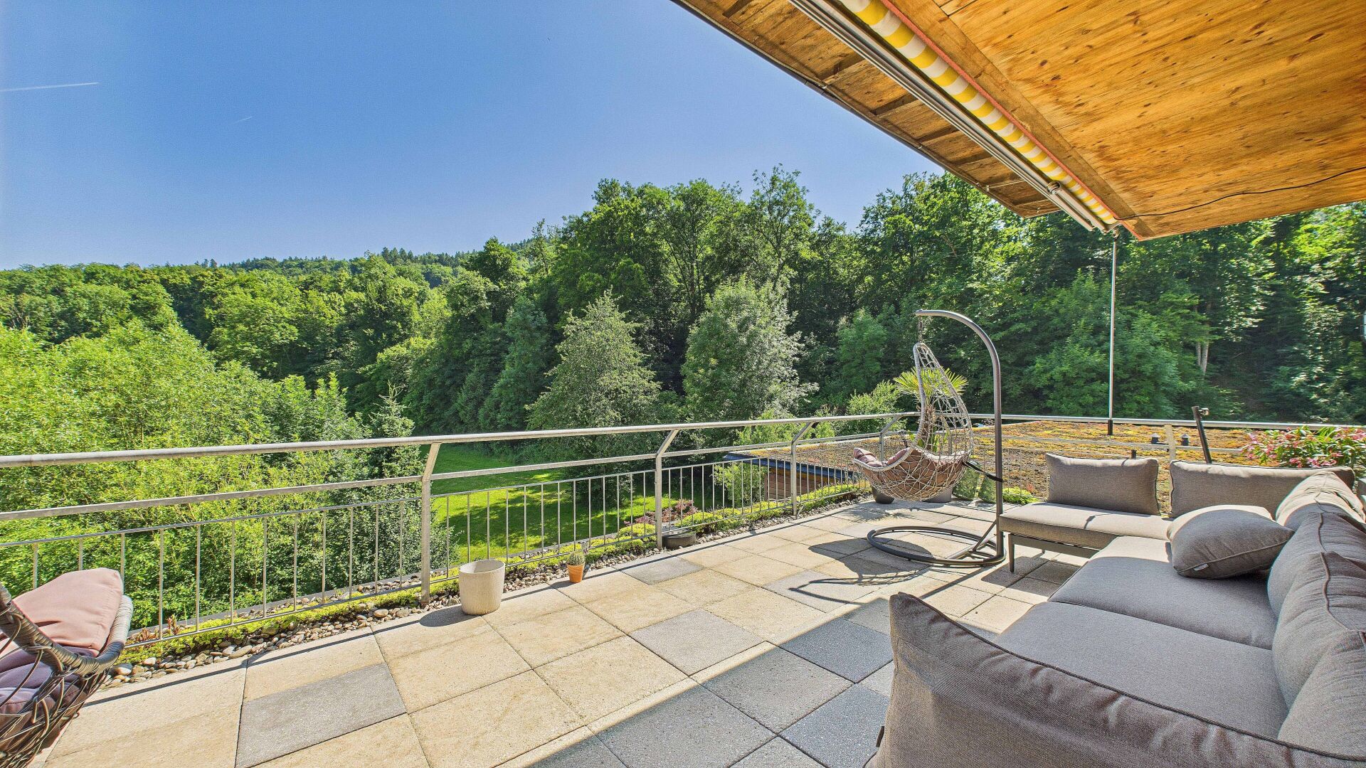 Balkon mit Panoramablick ins Grüne
