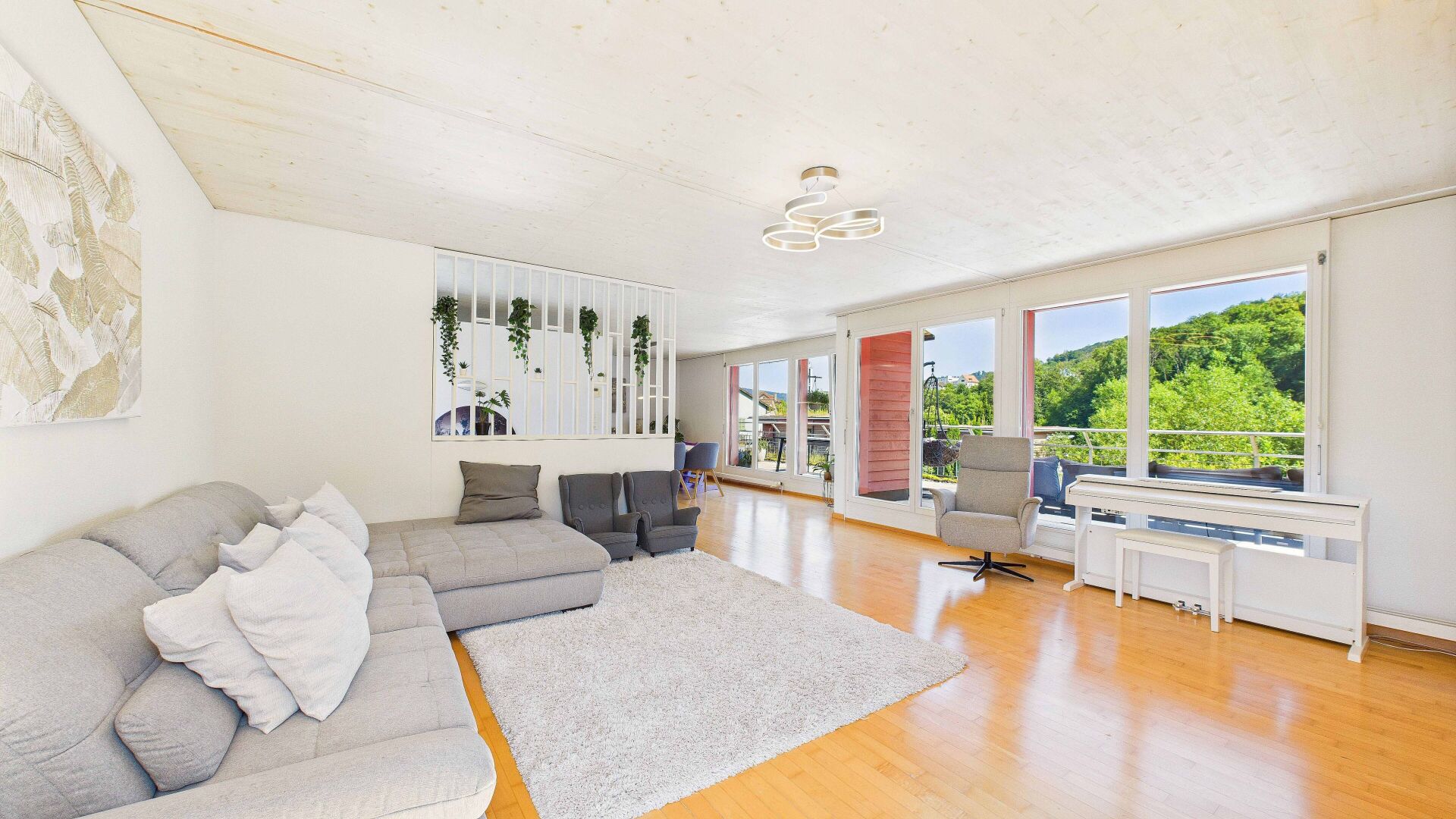 Helles Wohnzimmer mit Panoramafenstern