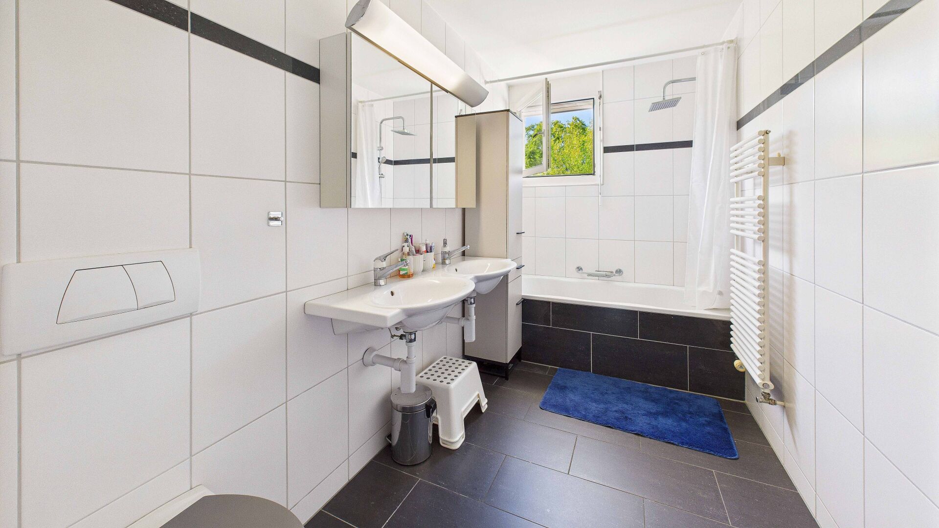 Modernes Badezimmer mit Badewanne und Doppelwaschbecken