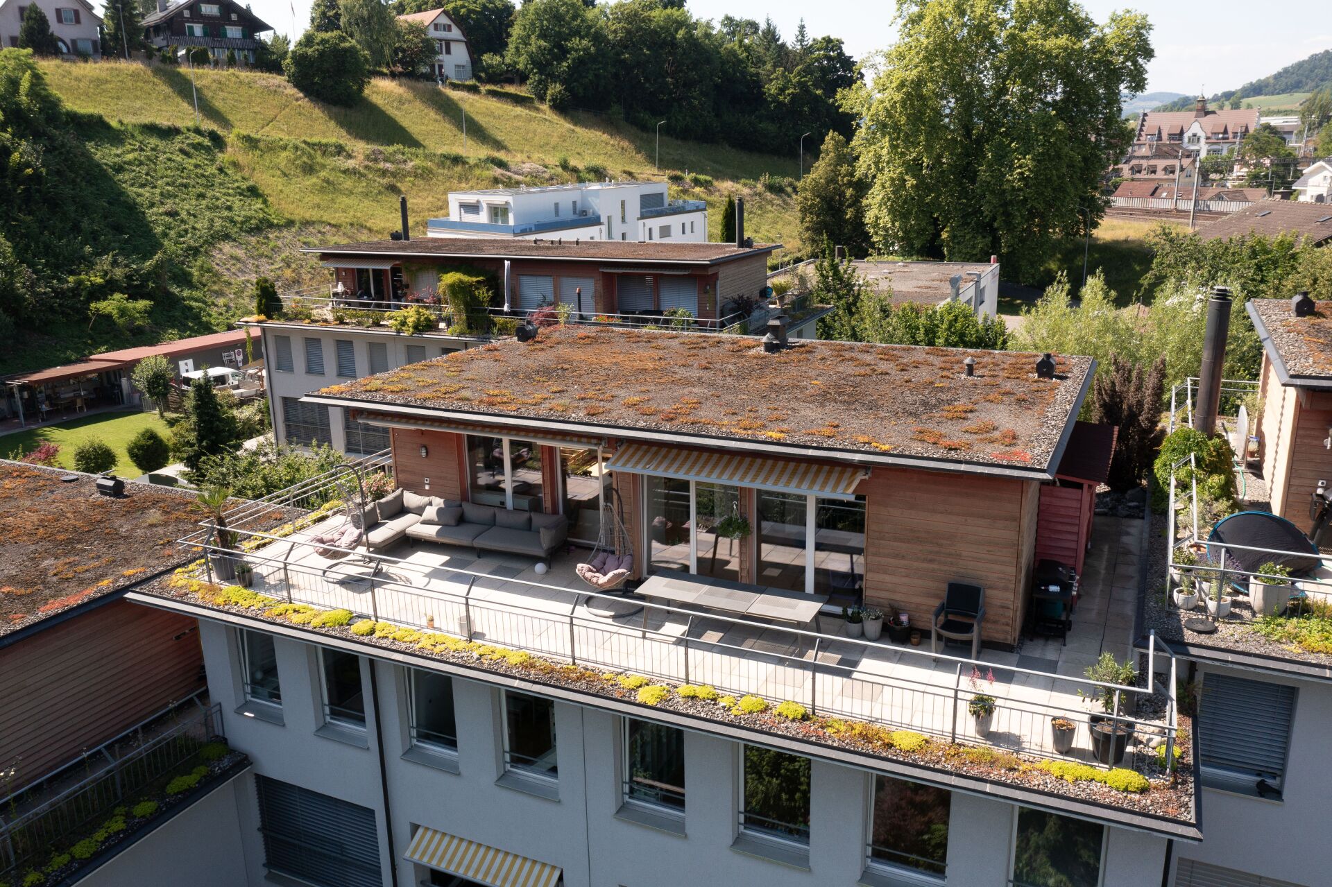 Wohnanlage mit Dachterrassen und begrünten Flachdächern