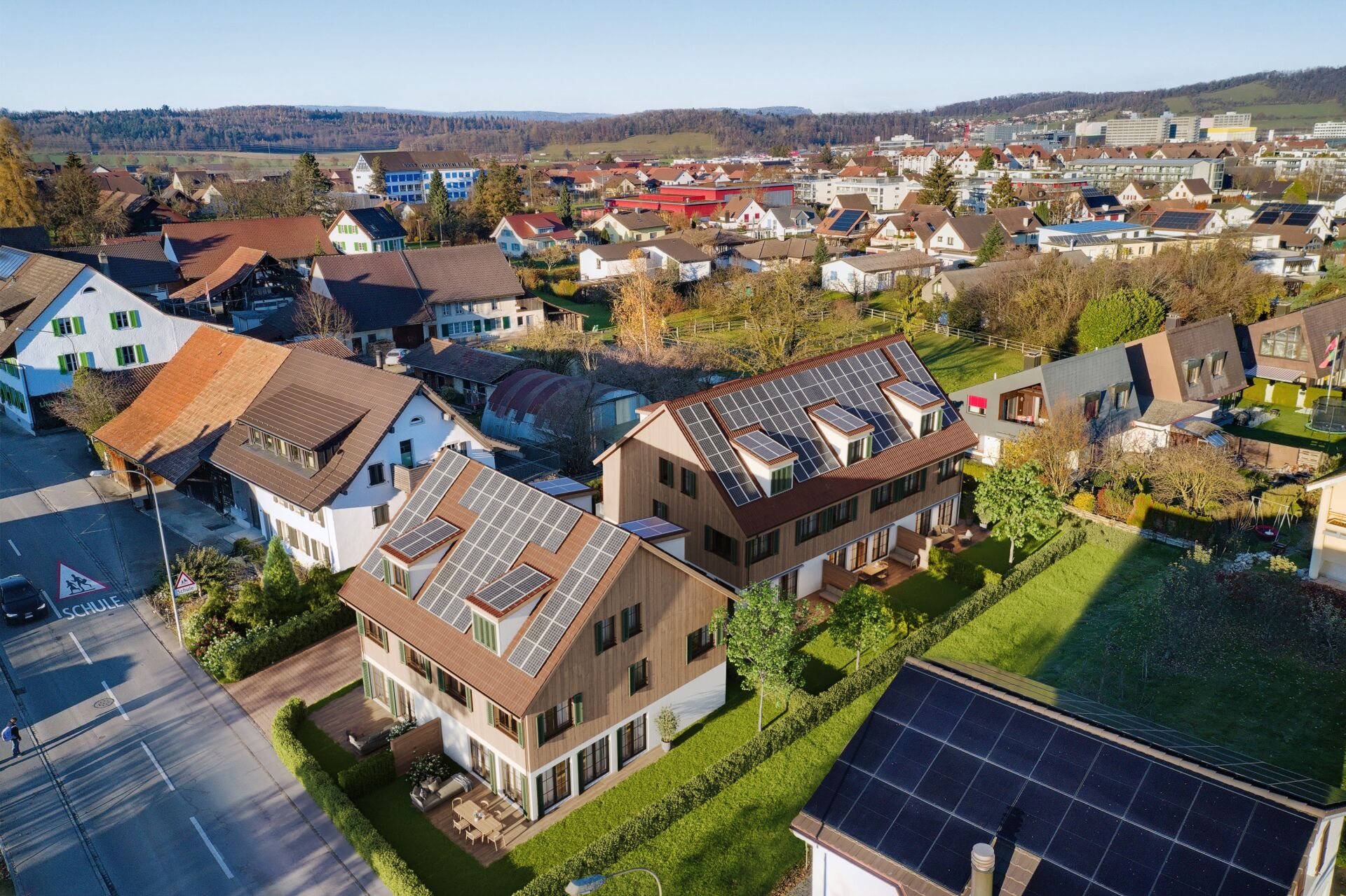 Luftaufnahme eines Wohnquartiers mit Solardächern