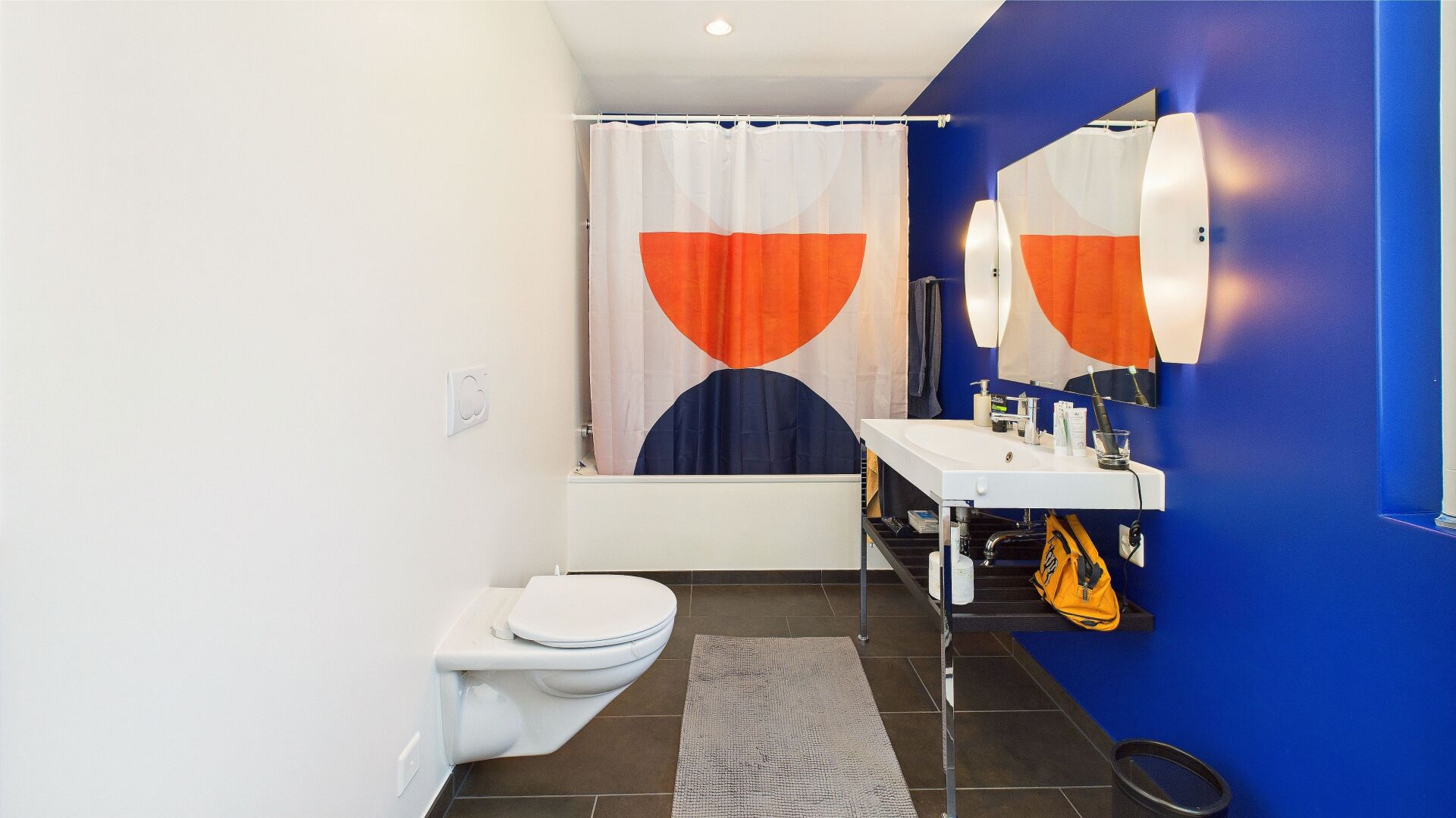Modernes Gäste-WC mit kräftig blauem Akzent