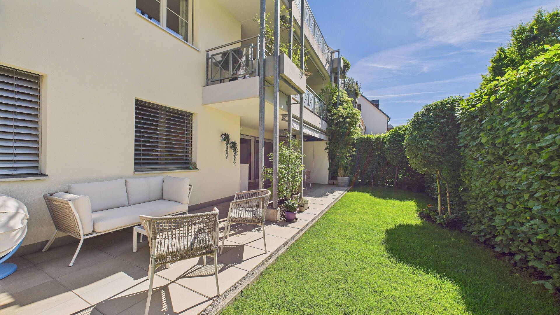 Terrasse mit Garten und Balkon