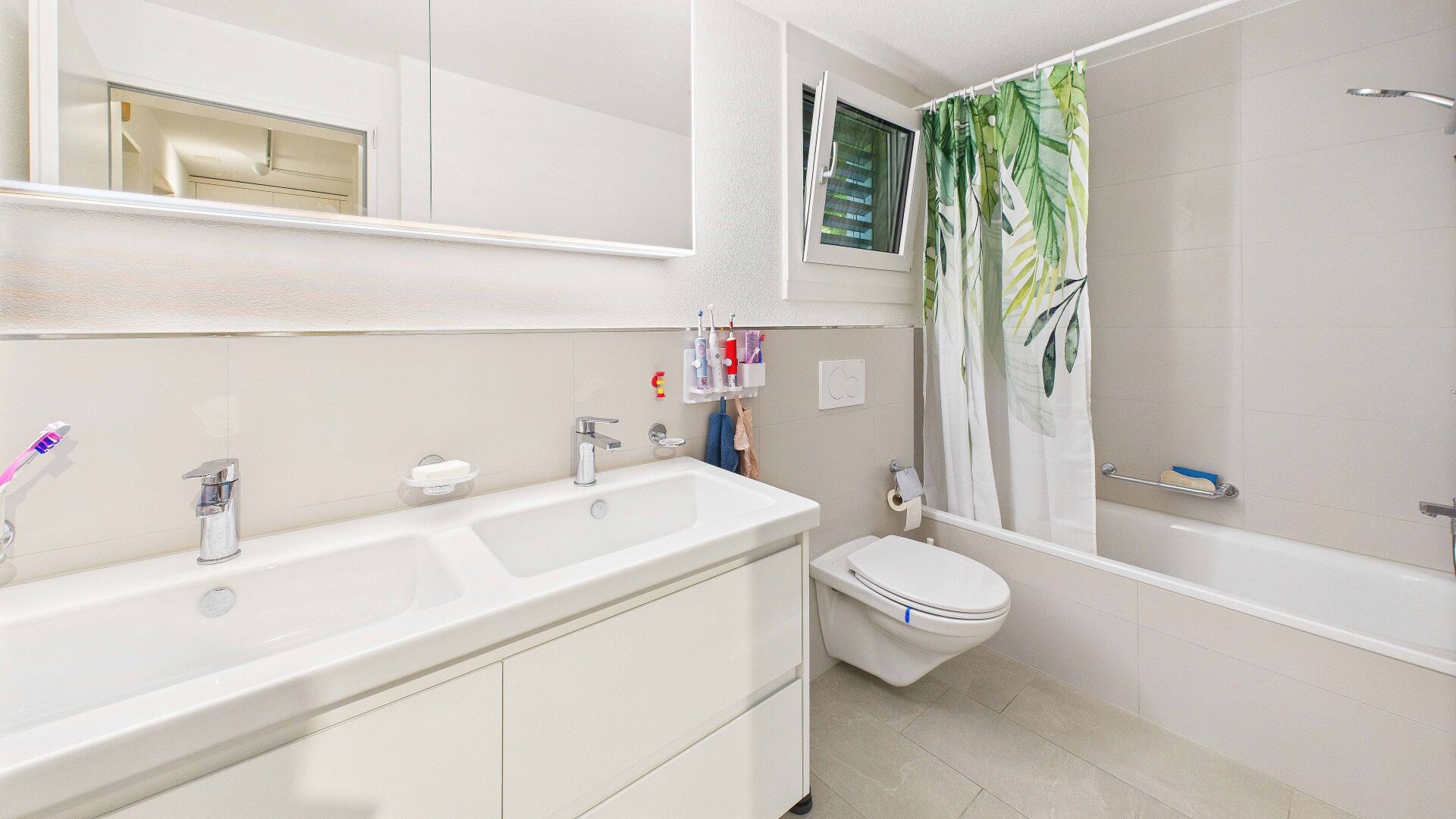 Helles modernes Badezimmer mit Wanne und Doppelwaschtisch
