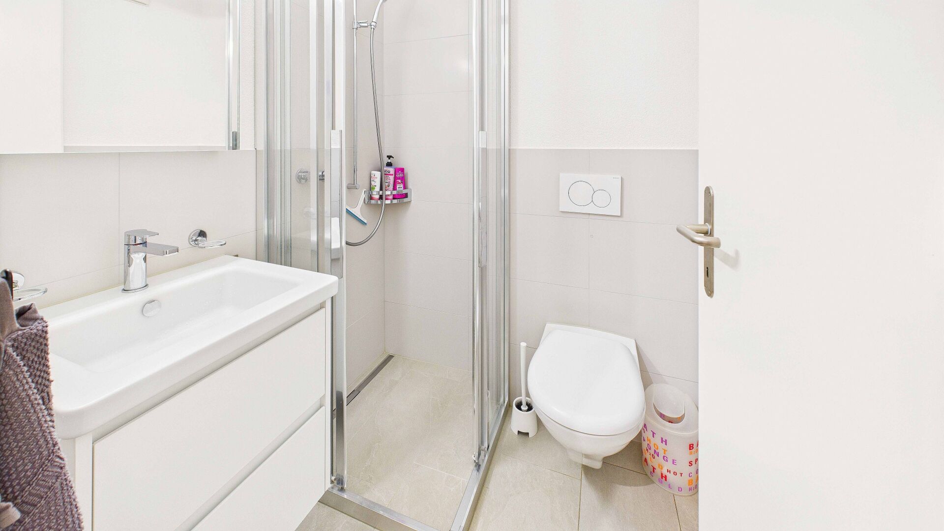 Modernes kleines Badezimmer mit Dusche und WC