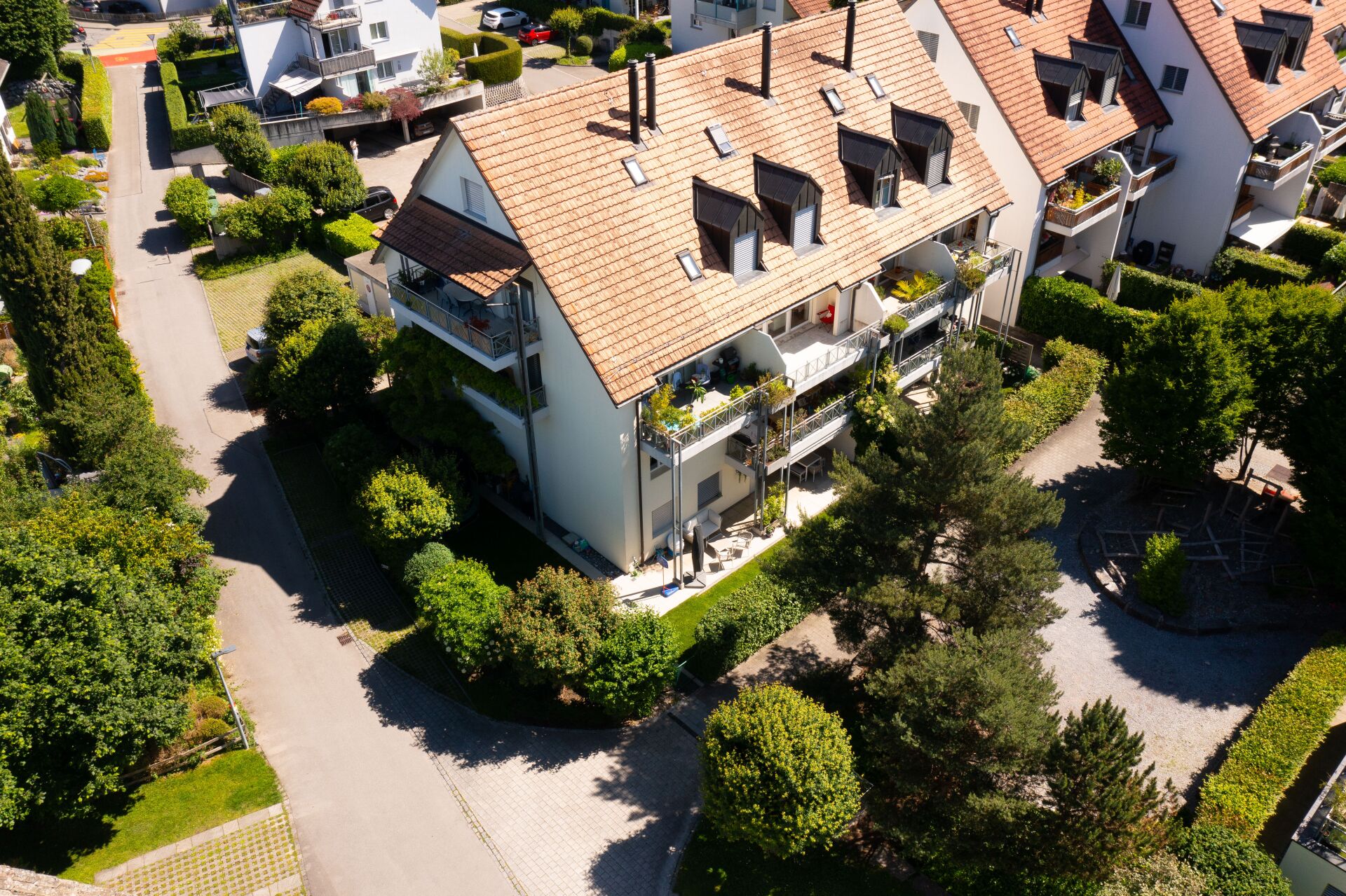 Mehrfamilienhaus mit Satteldach und Balkonen