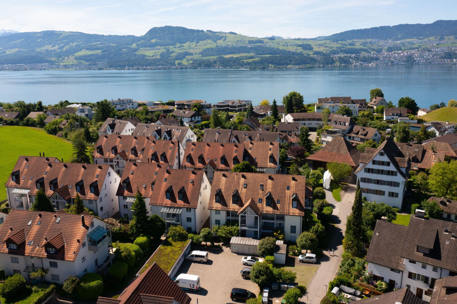 Luftaufnahme einer Wohnsiedlung am See