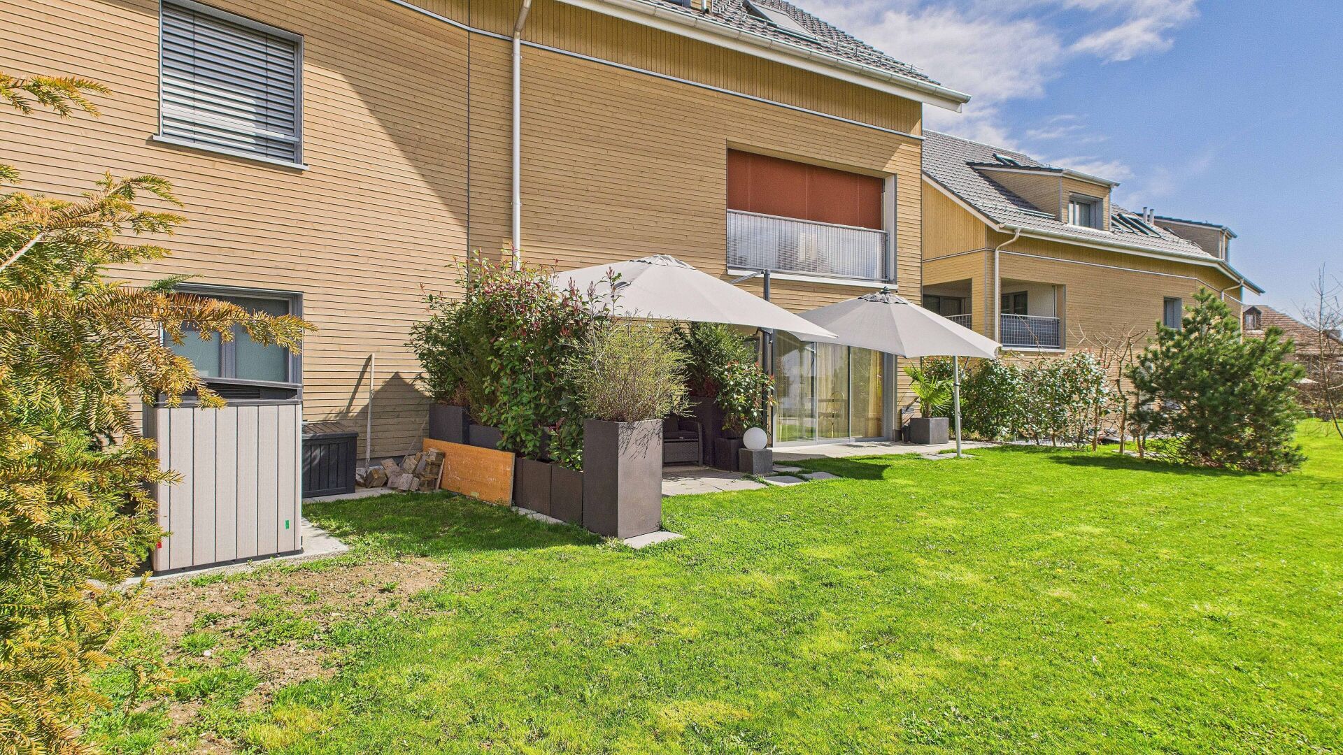 Gartenansicht eines modernen Wohnhauses