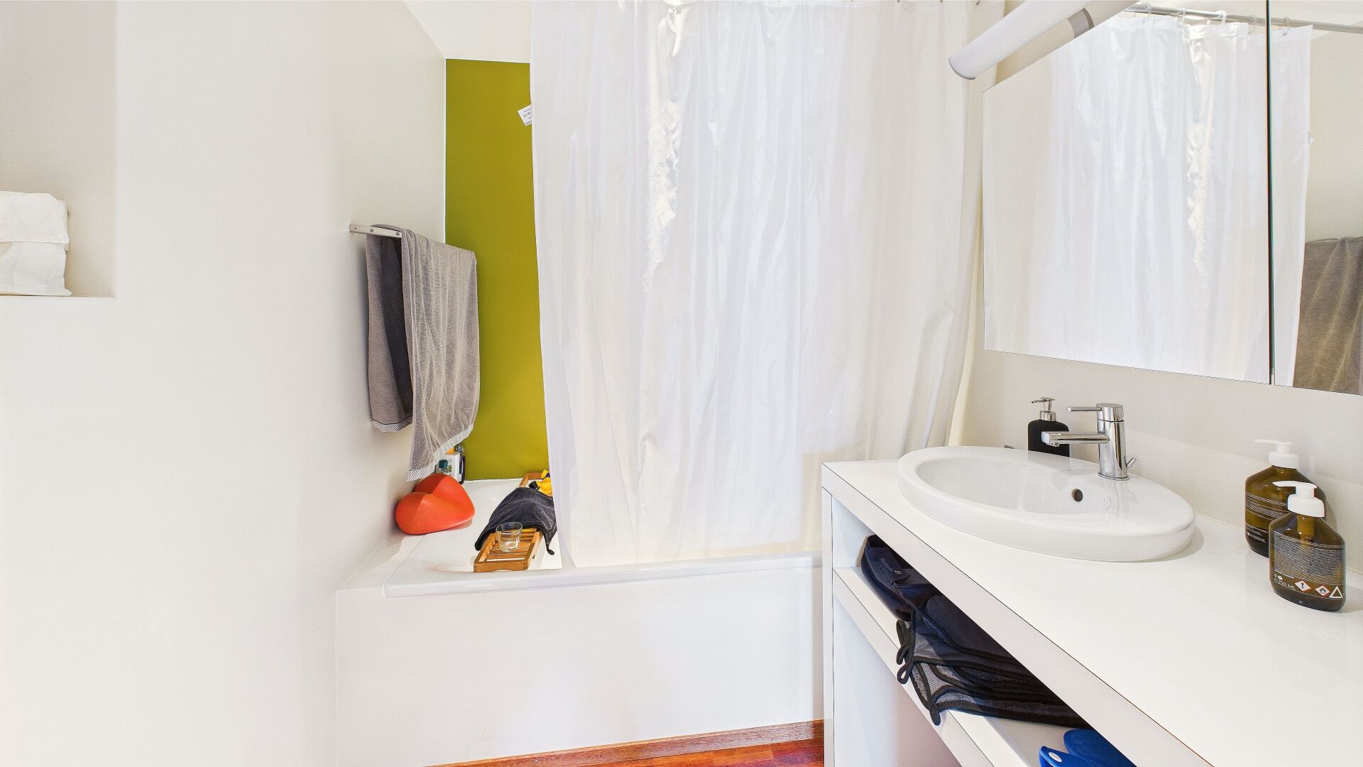 Kompaktes Badezimmer mit Badewanne und Waschtisch