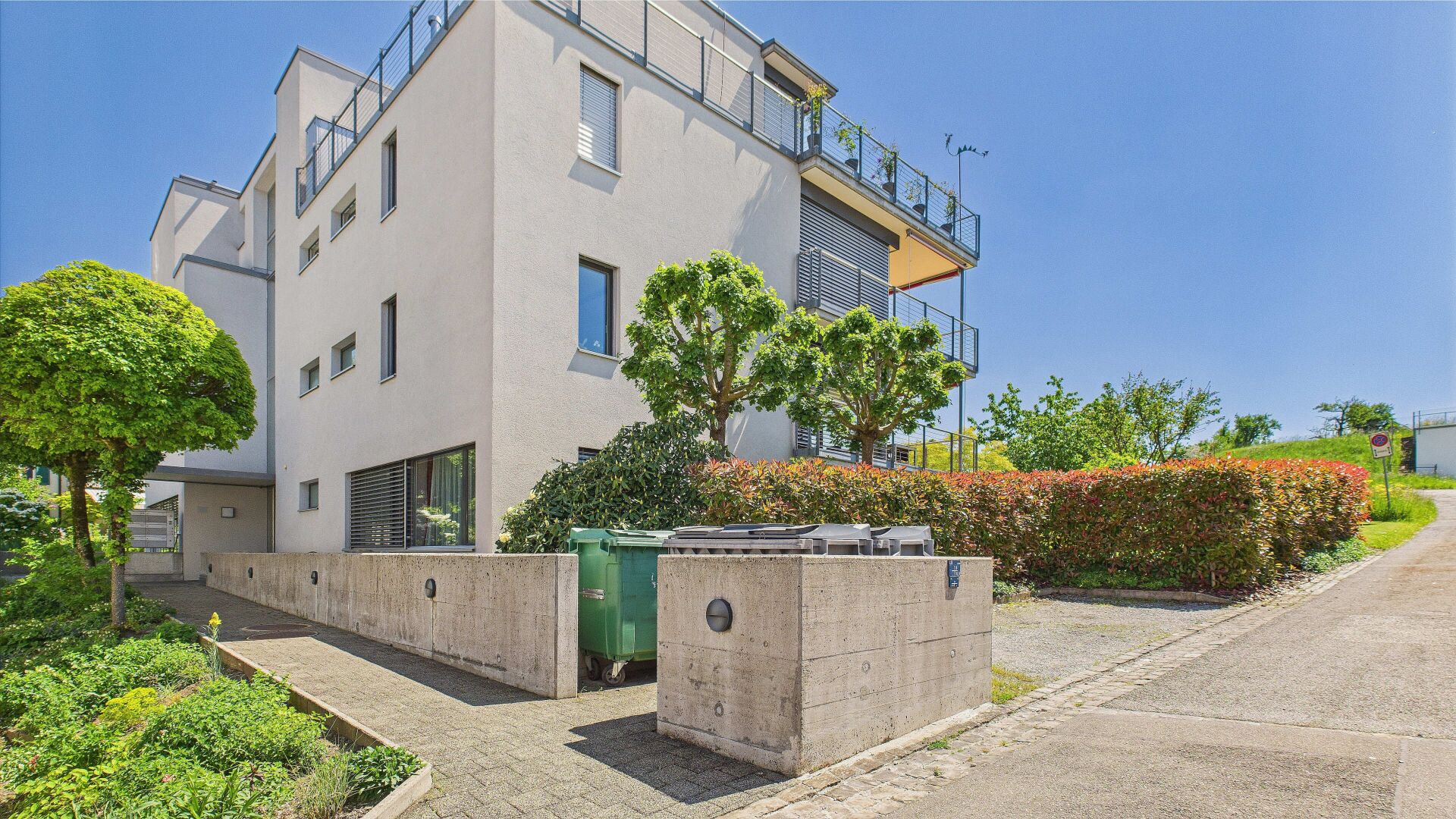 Modernes Mehrfamilienhaus mit Außenanlagen