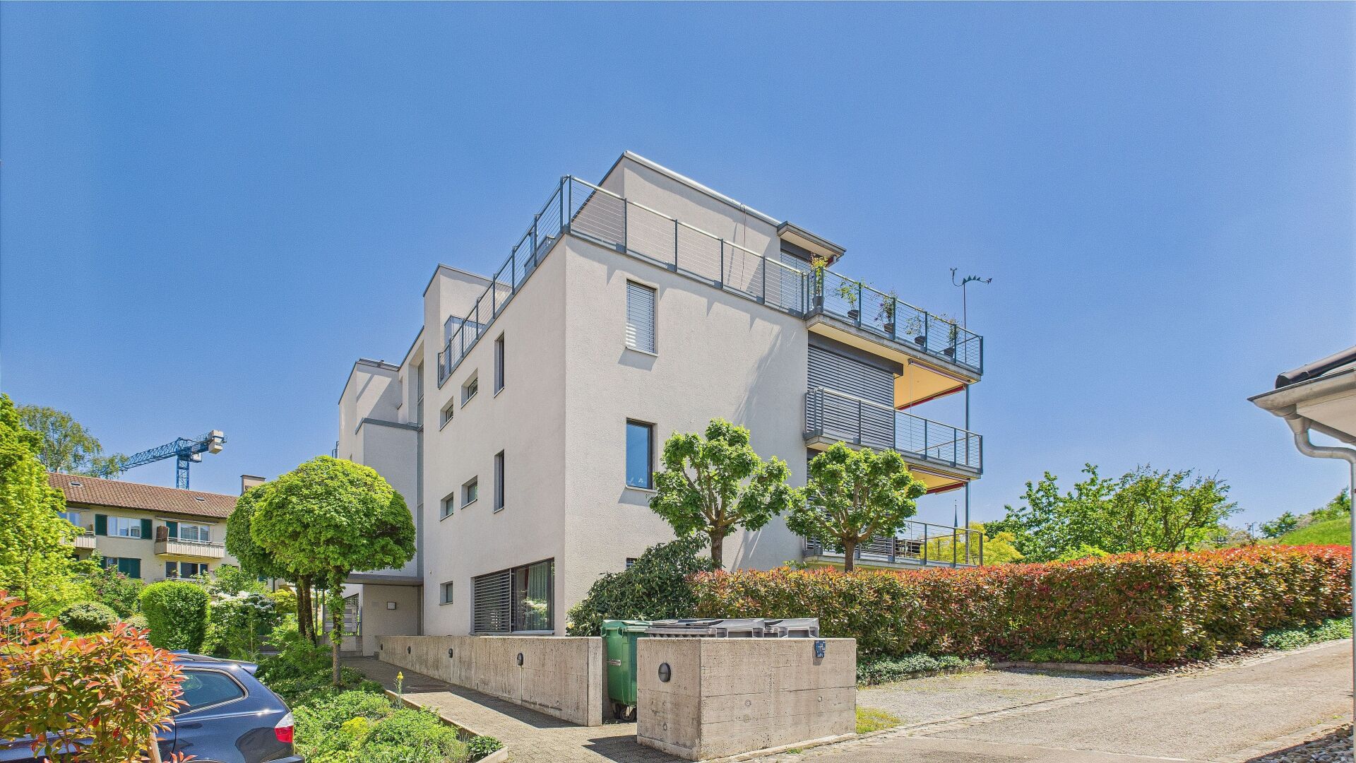 Modernes Mehrfamilienhaus mit Terrassen und Garten