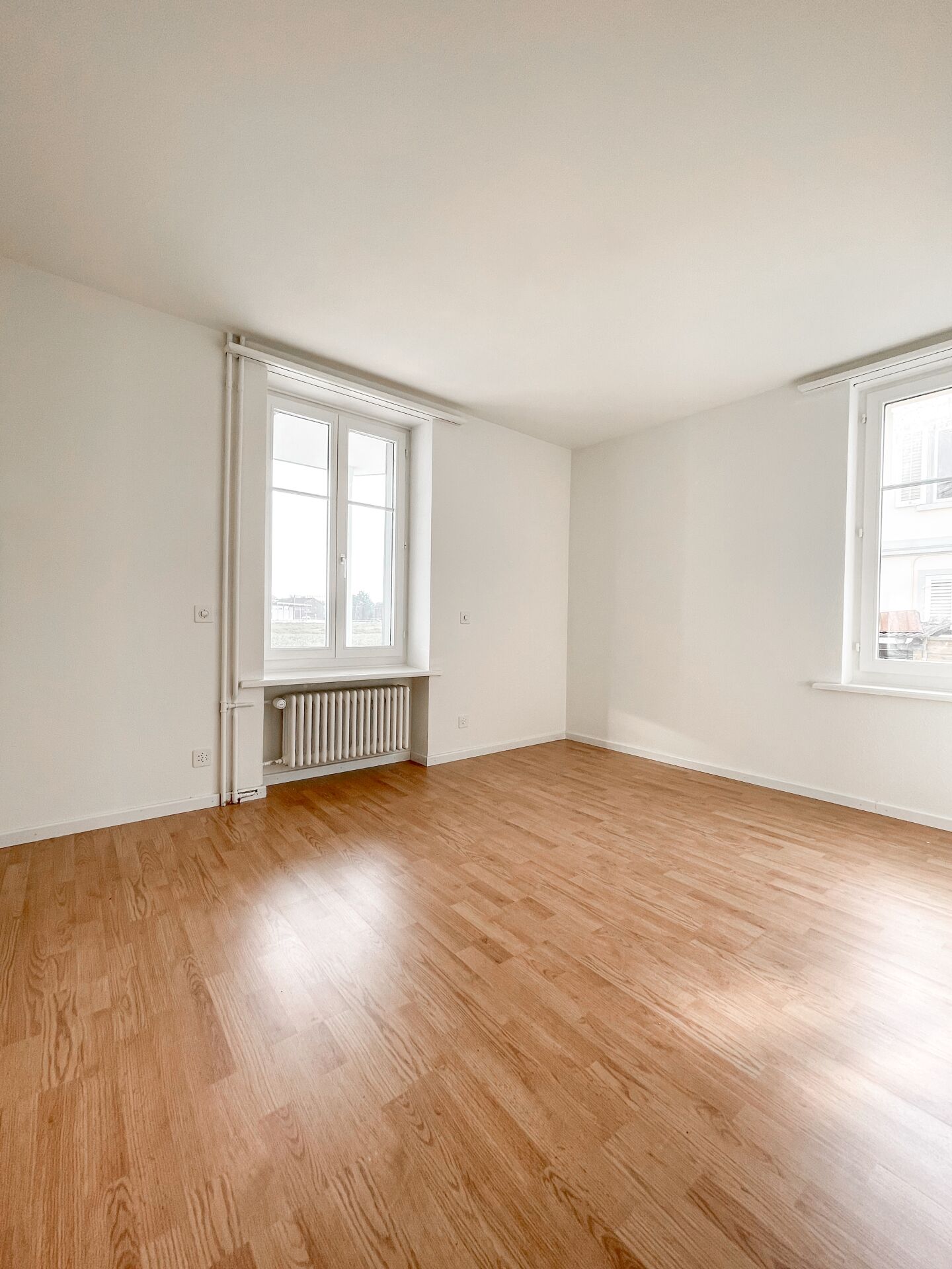 Heller, leerer Wohnraum mit Holzfußboden