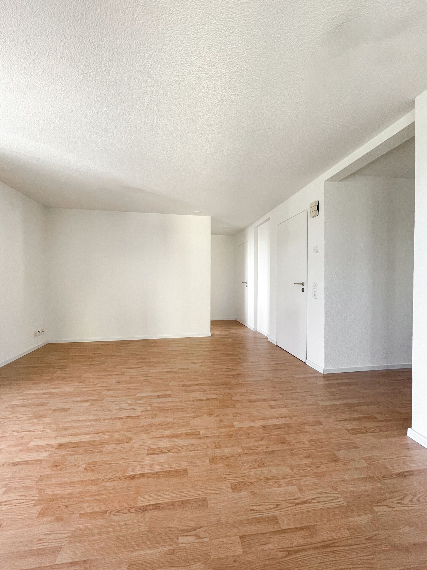 Heller leerer Innenraum mit Dachschräge