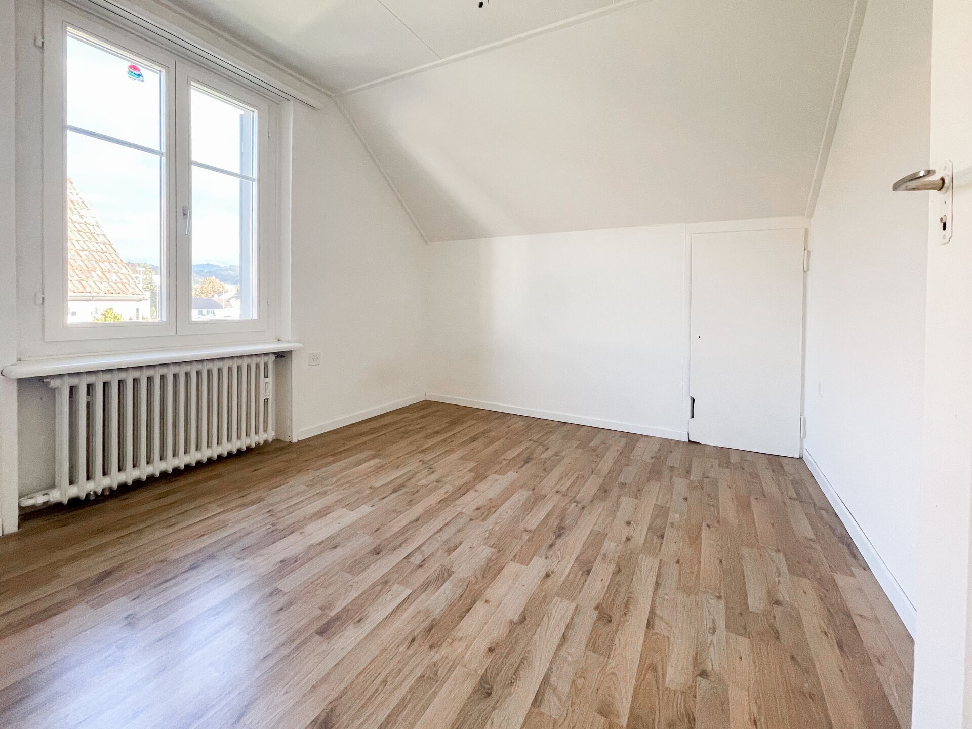 Helles Dachzimmer mit Holzfußboden